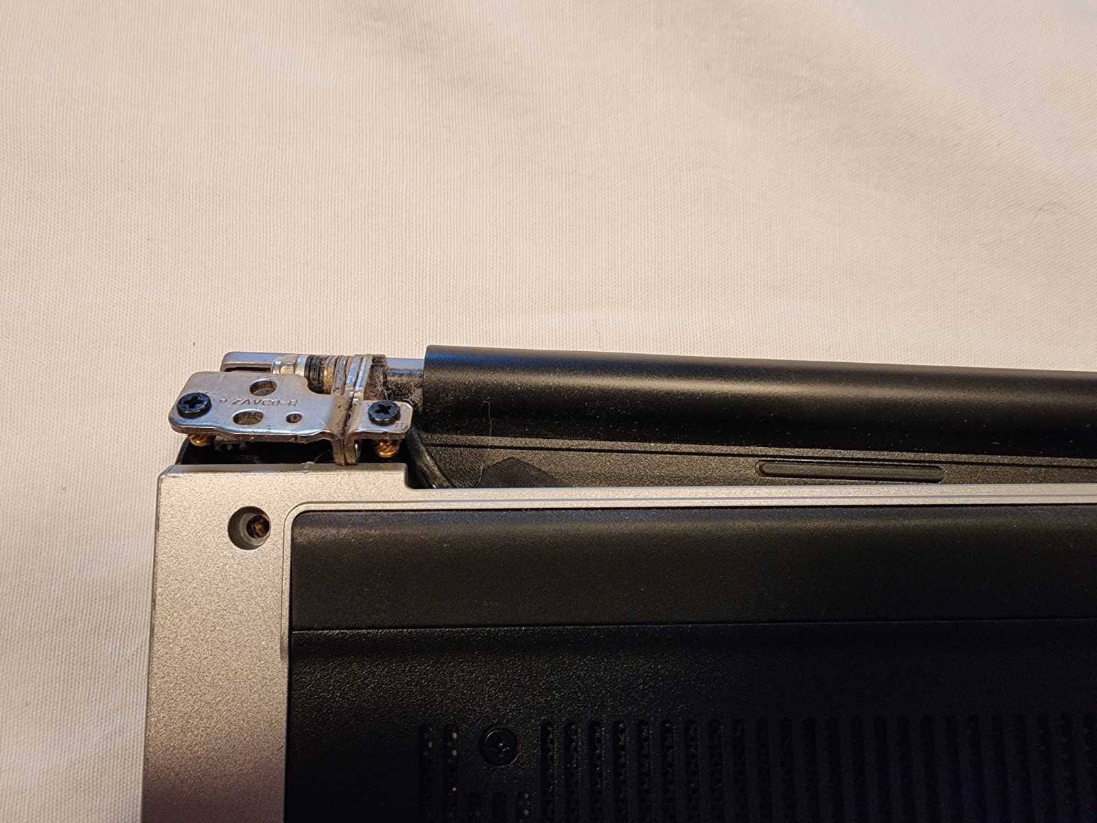 Dell Inspiron 15 5547 15.6″ i5-4210U 8GB RAM 1TB HDD – WORKS – NEEDS HINGE