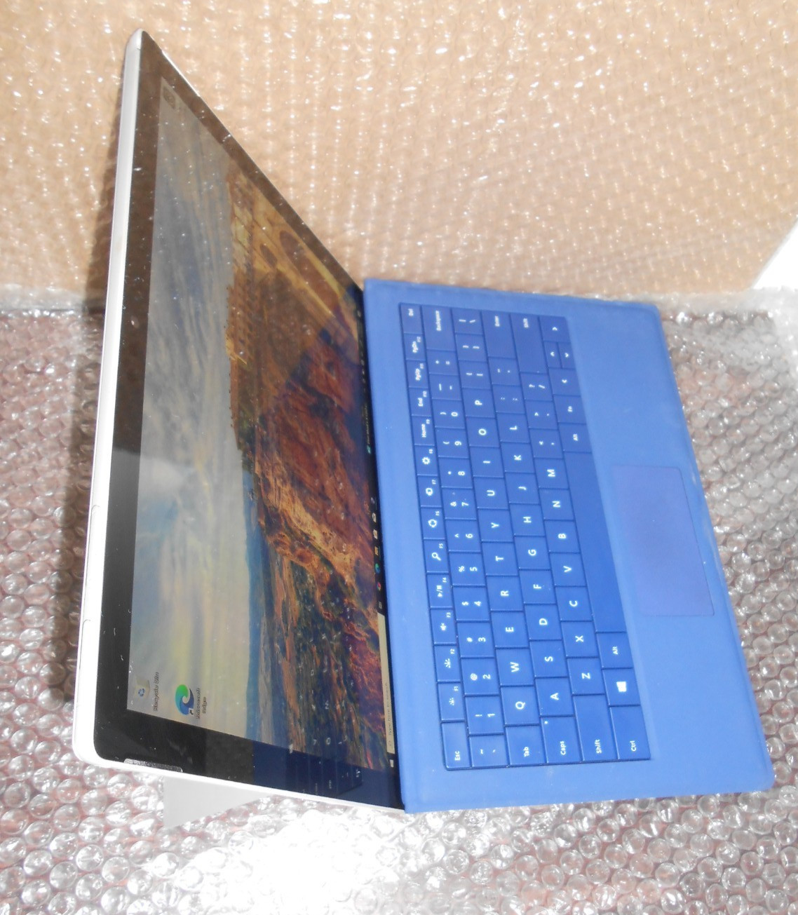 Microsoft Surface Pro 1796 m3-7Y30 4GB RAM 128GB SSD 12.3″ 1.00GHz Win 10 Pro