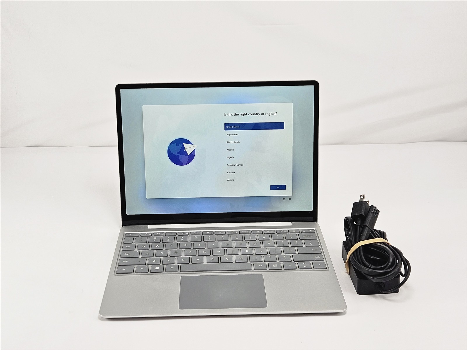 Microsoft Surface Laptop Go 2 12.4″ i5-1135G7 2.4GHz 16GB RAM 256GB SSD Win11