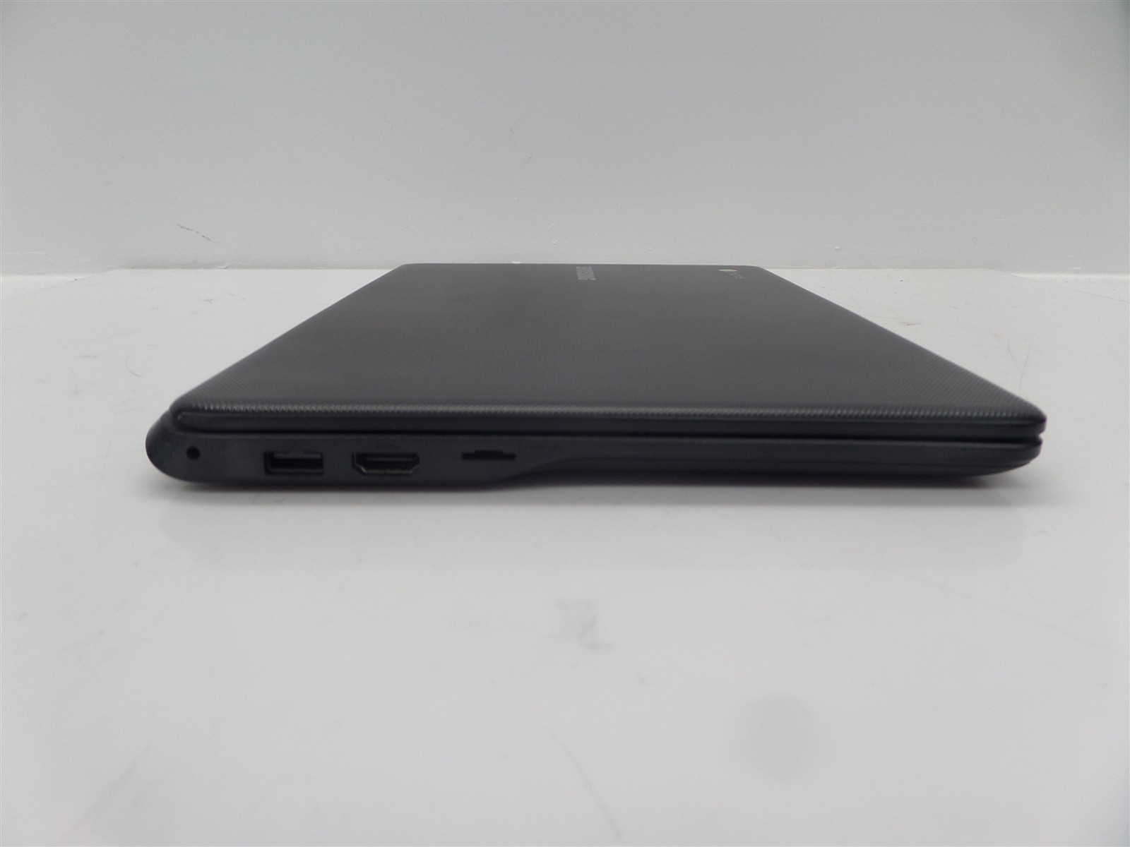 Samsung 11.6″ Chromebook 3 XE500C13-K04US Celeron N3060 1.6GHz 4GB RAM 16GB eMMC