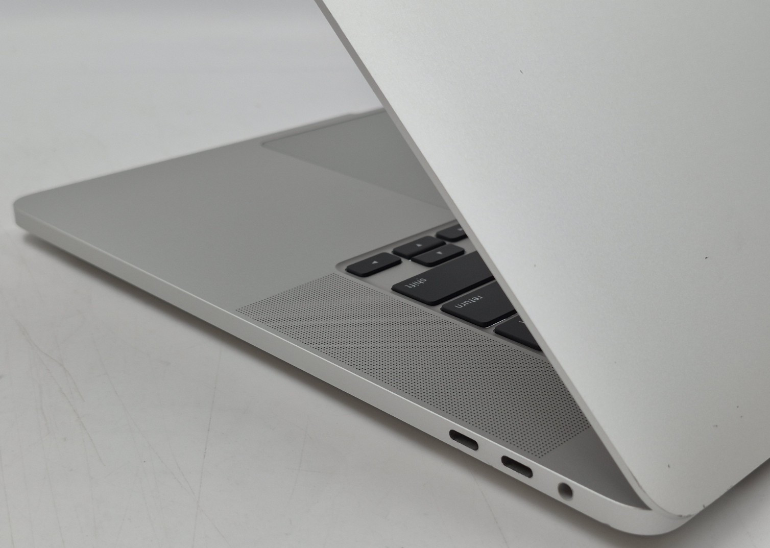 Apple MacBook Pro 16-Inch 2019 i9 2.30GHz 16GB RAM 1TB SSD macOS Sequoia