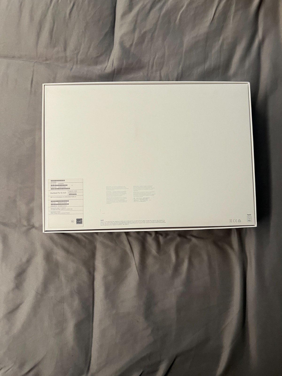 MacBook Pro 15 Space Gray 2018 2.6GHz i9 32GB 1TB Radeon Pro 560X (Case & Box)