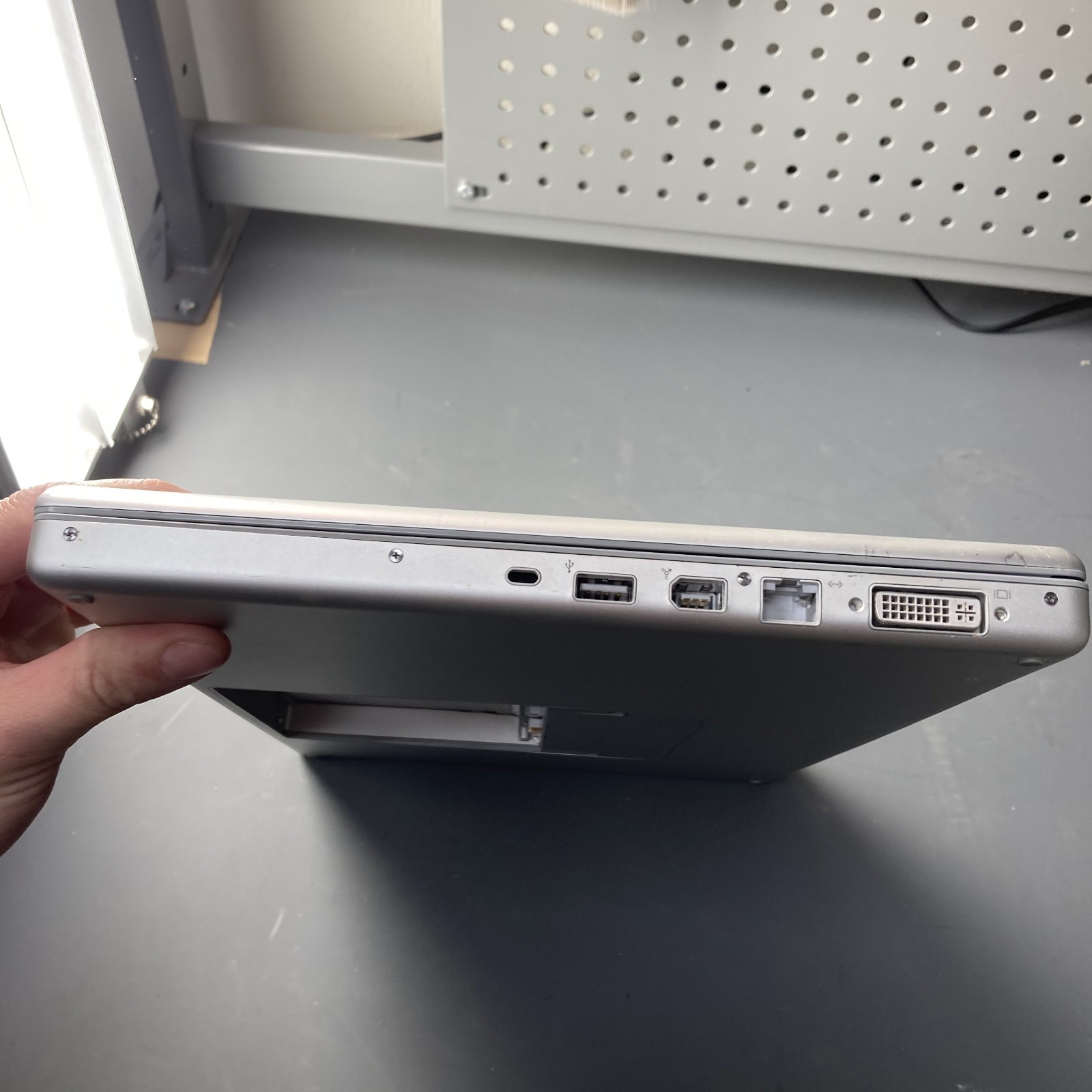 Apple MacBook Pro 15” A1150 Intel Core Duo 1.83GHz 1GB RAM 80GB HDD No Battery