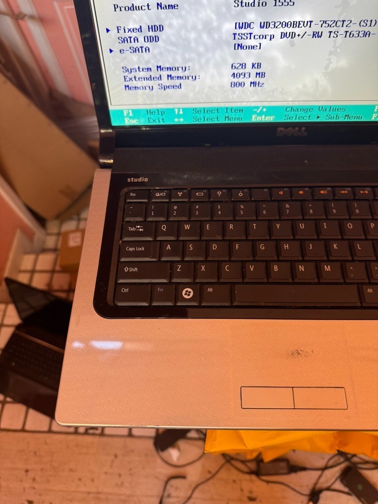 Dell Studio XPS 1555 – Core 2 Duo P8600 2.40GHz – 4GB RAM – Damaged Screen – No