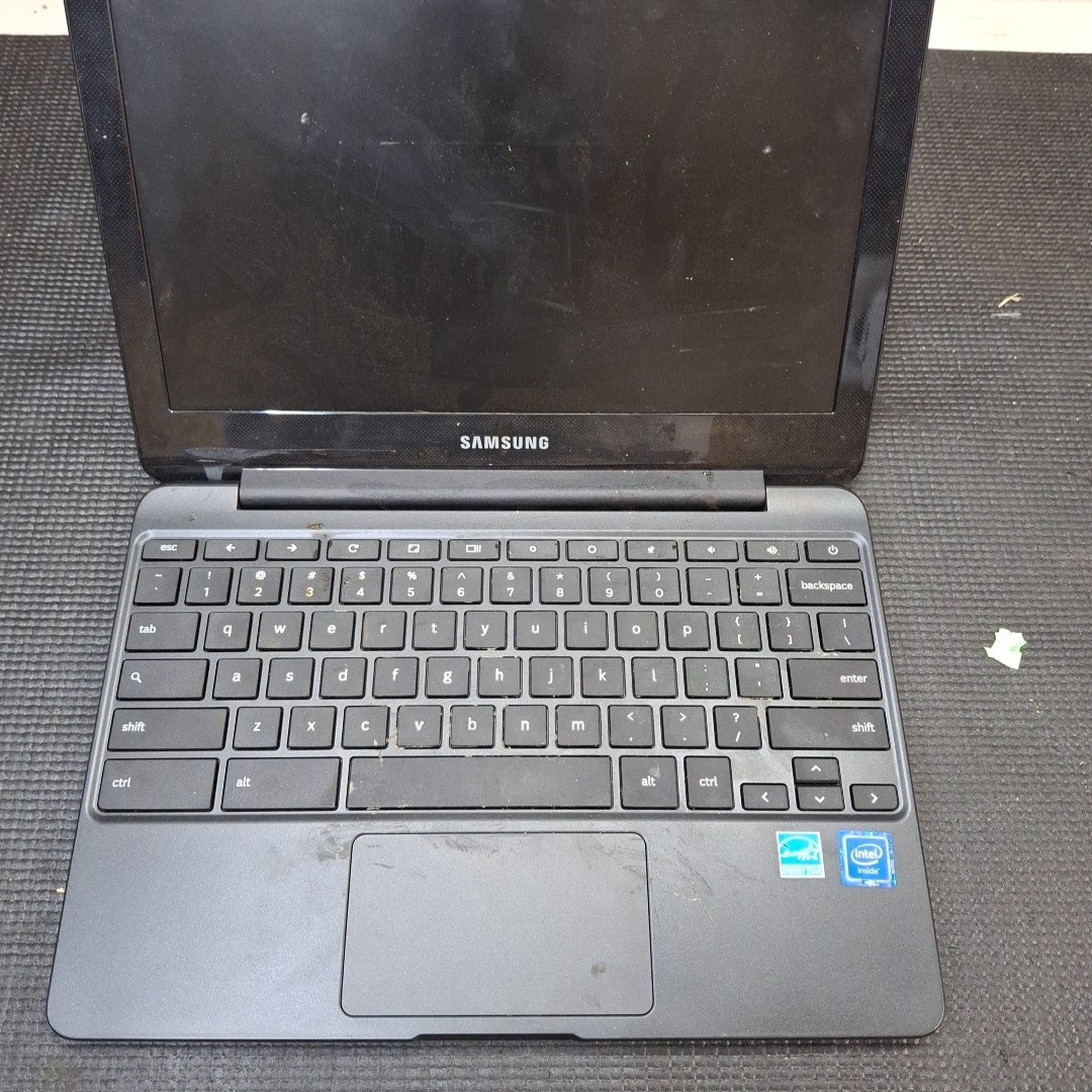Lot of 3 – Laptops- Samsung, RCA, HP – UNTESTED – Storage Locker Find