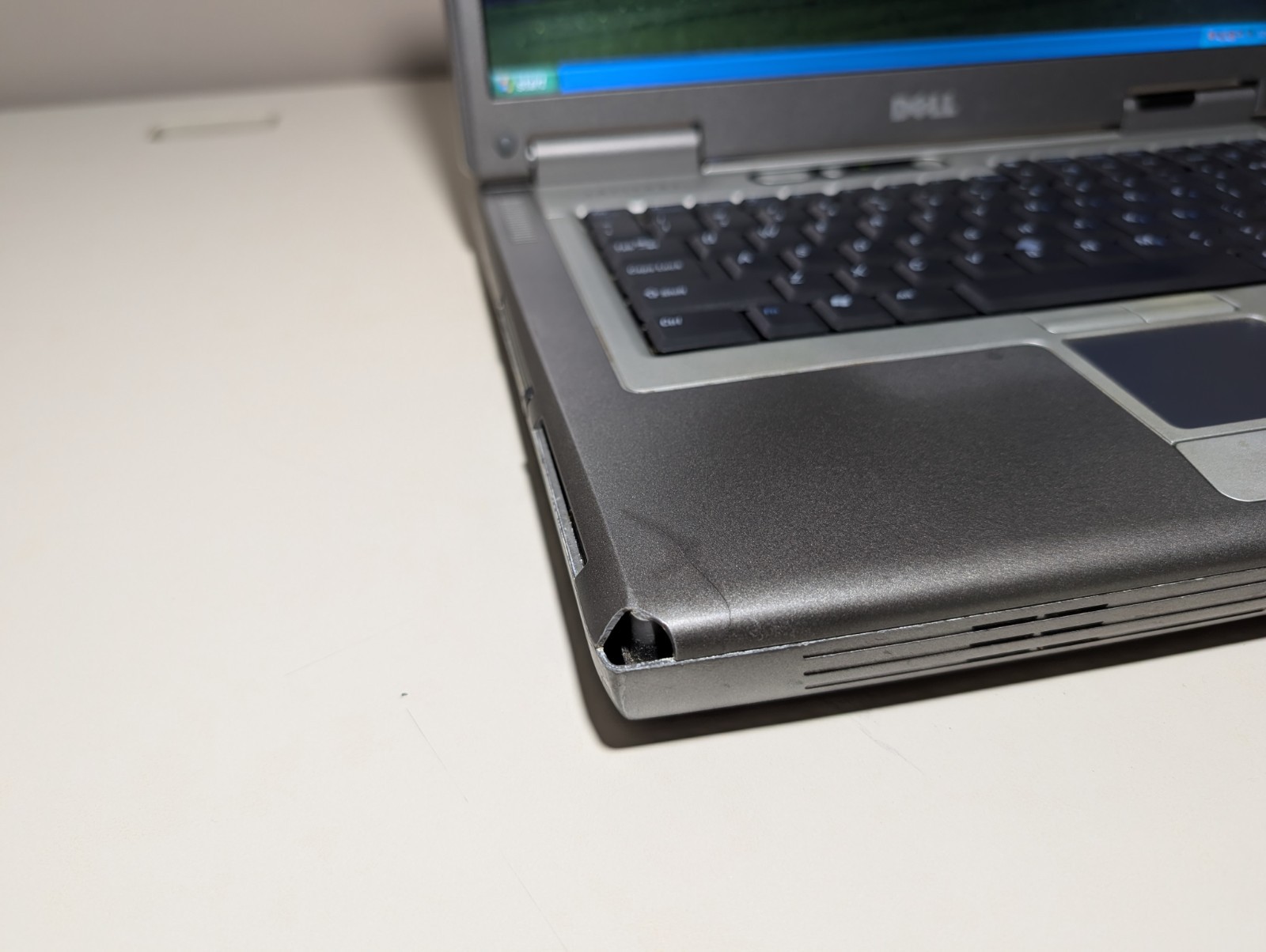 15″ Dell Latitude D810 | Pentium M 30GB HDD | ATI DVD Win XP 32-Bit Serial Port