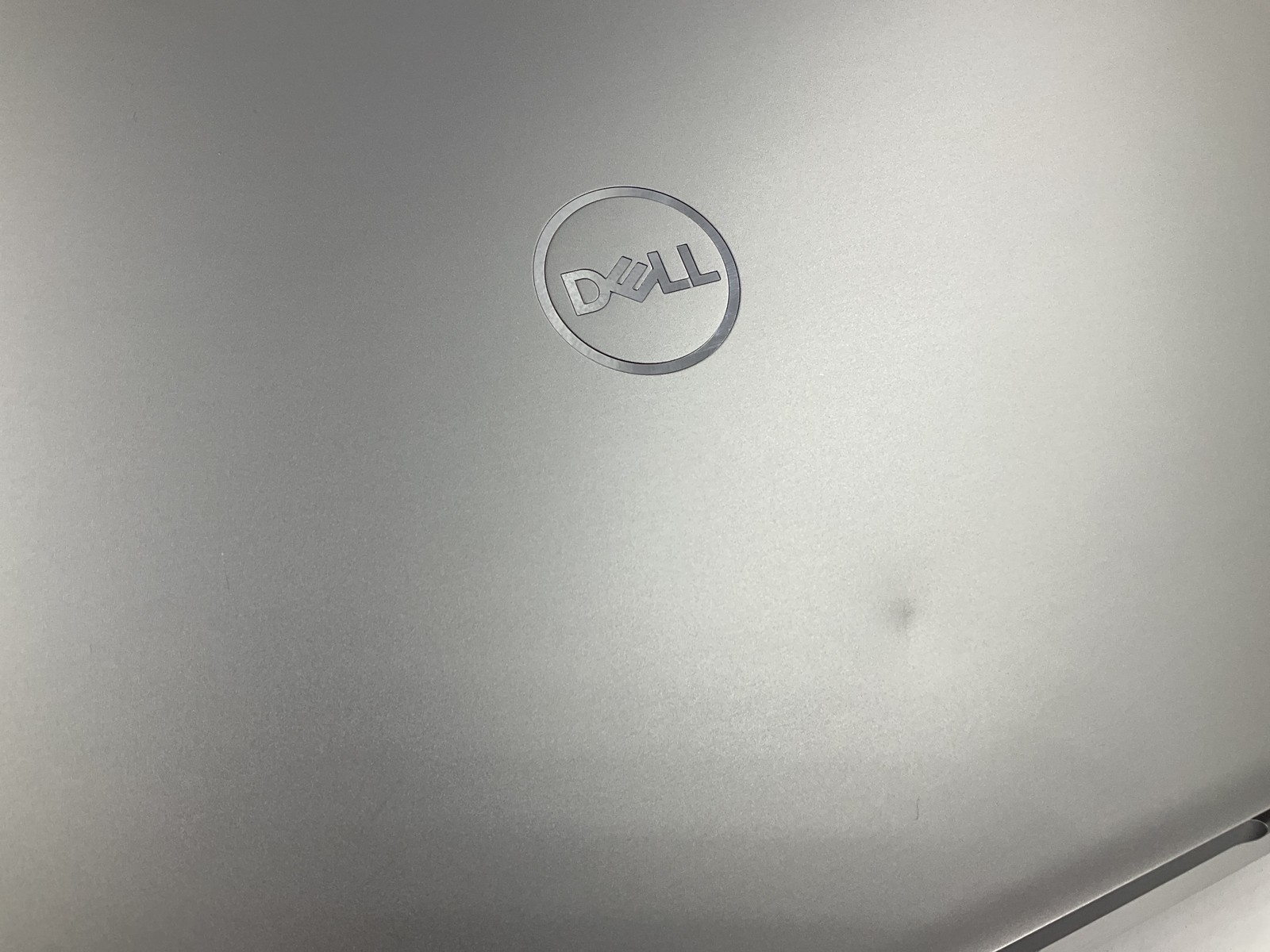 Dell Precision 7750 17.3″ Core i7-10850H 256GB 16GB Win 11 Pro T1000