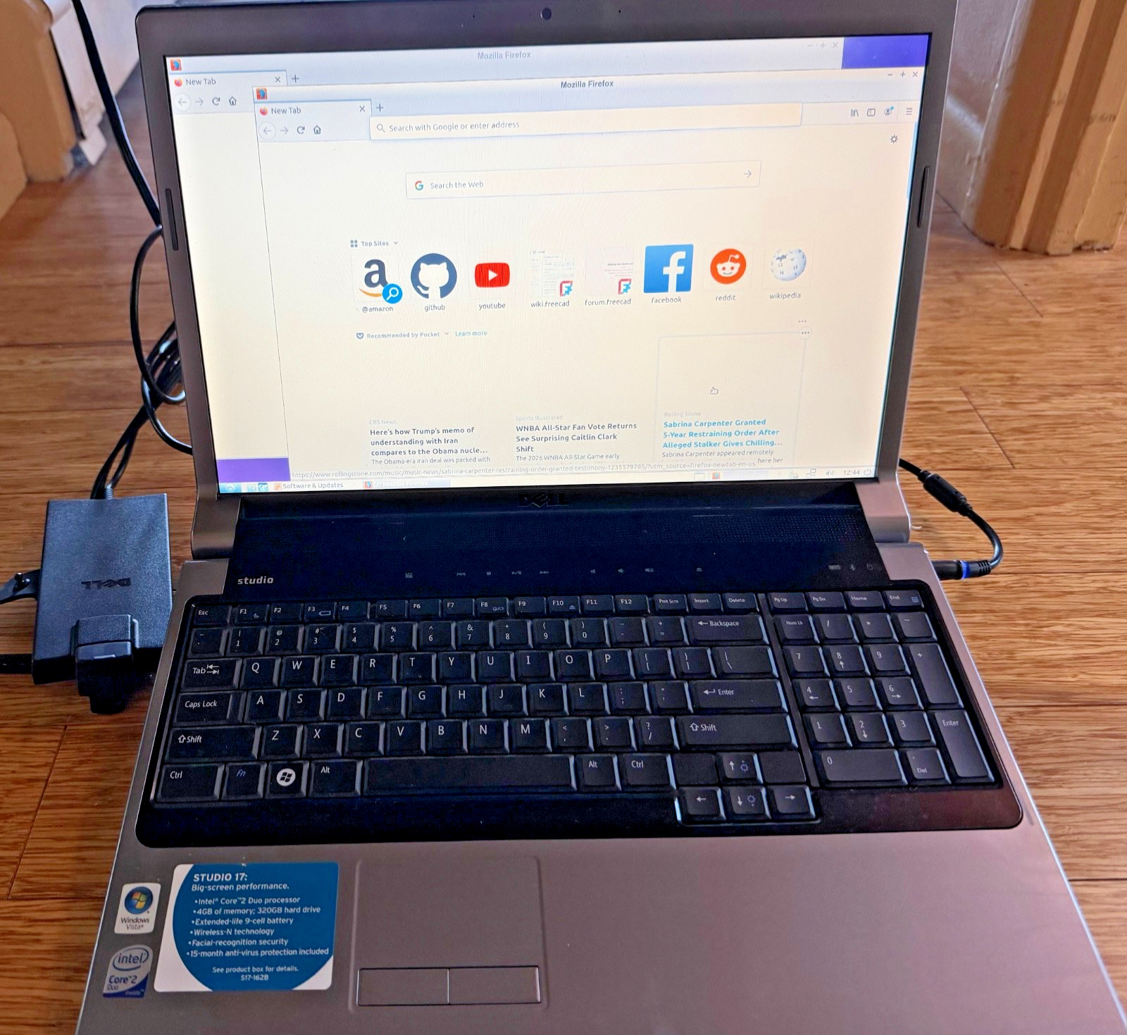 DELL STUDIO 17 – laptop running Ubuntu 320gb hard drive Core 2 duo