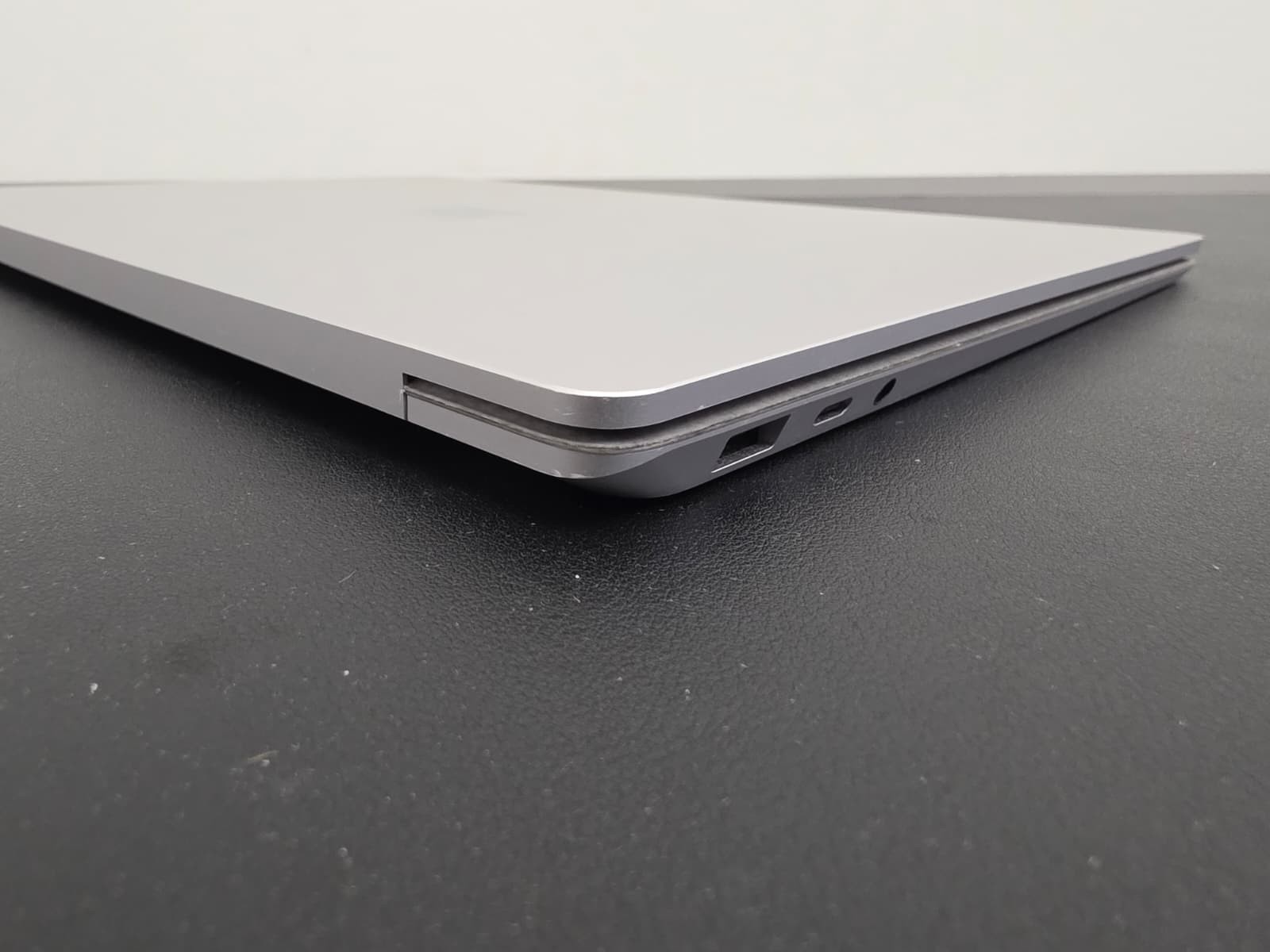 Microsoft Surface Laptop 4 13.5″ Ryzen 5-4680U 16GB Ram 256GB SSD Win 11 Pro