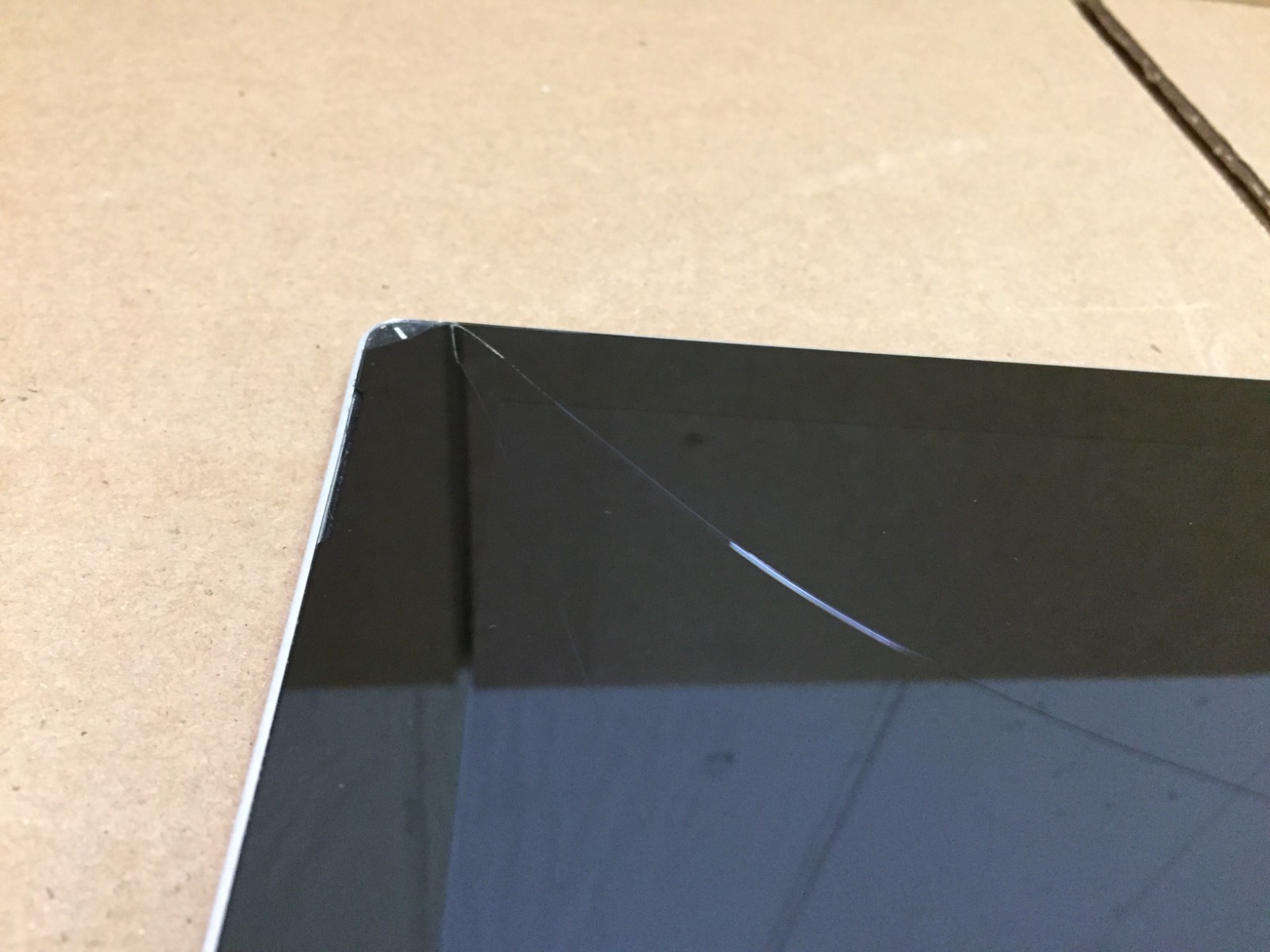 Microsoft Surface Pro 3 12″ i5-4300U 8GB RAM 256GB SSD w/KB No AC -Cracked