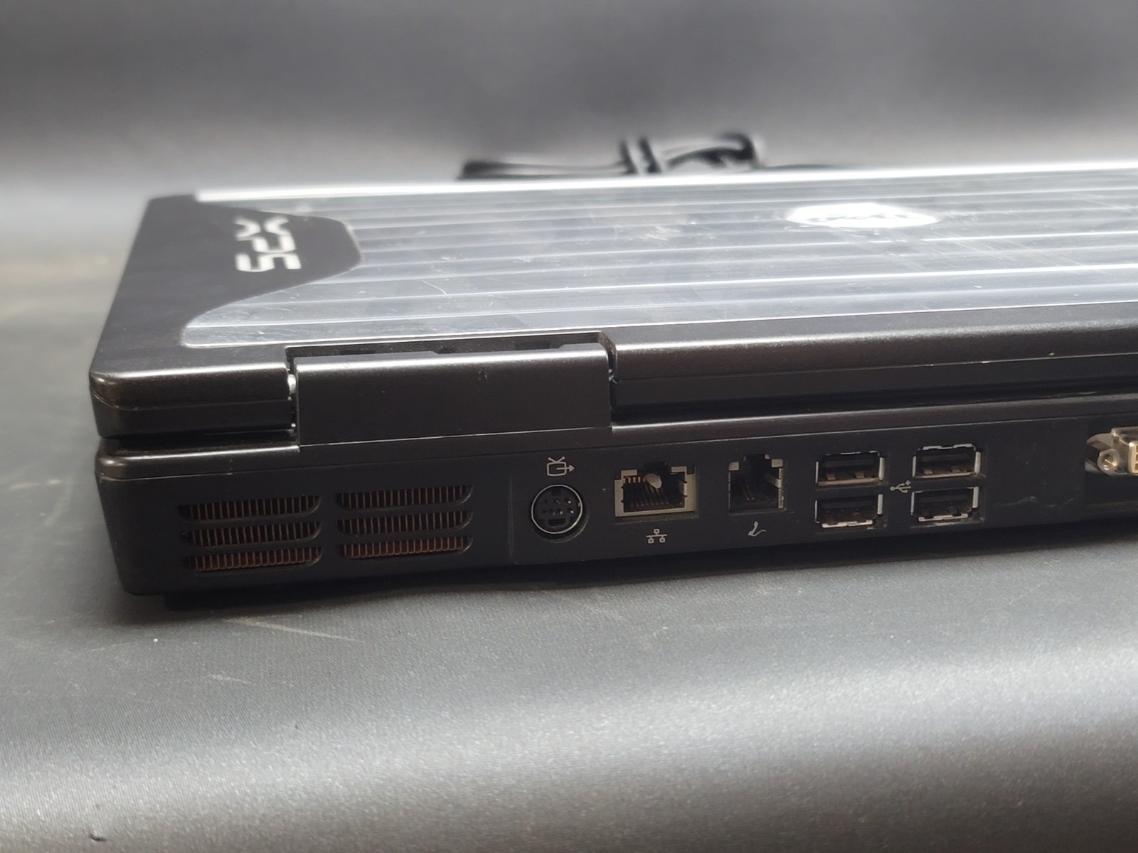 Dell Linux Ubuntu PP14L with Power Adapter PA-13 NEEDS NEW SCREEN