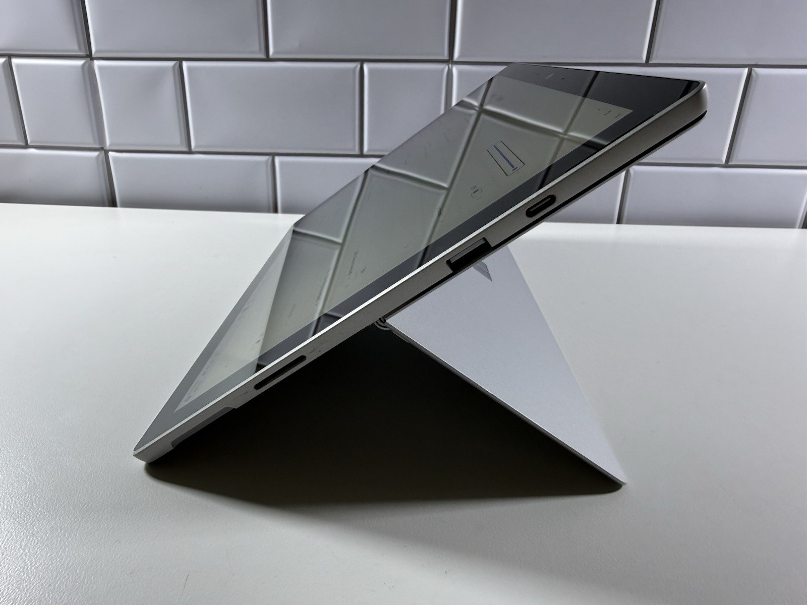 Microsoft Surface Pro 7 plus 1961 Core i5-1135G7 2.4GHz 16GB 256GB Win 11 Pro
