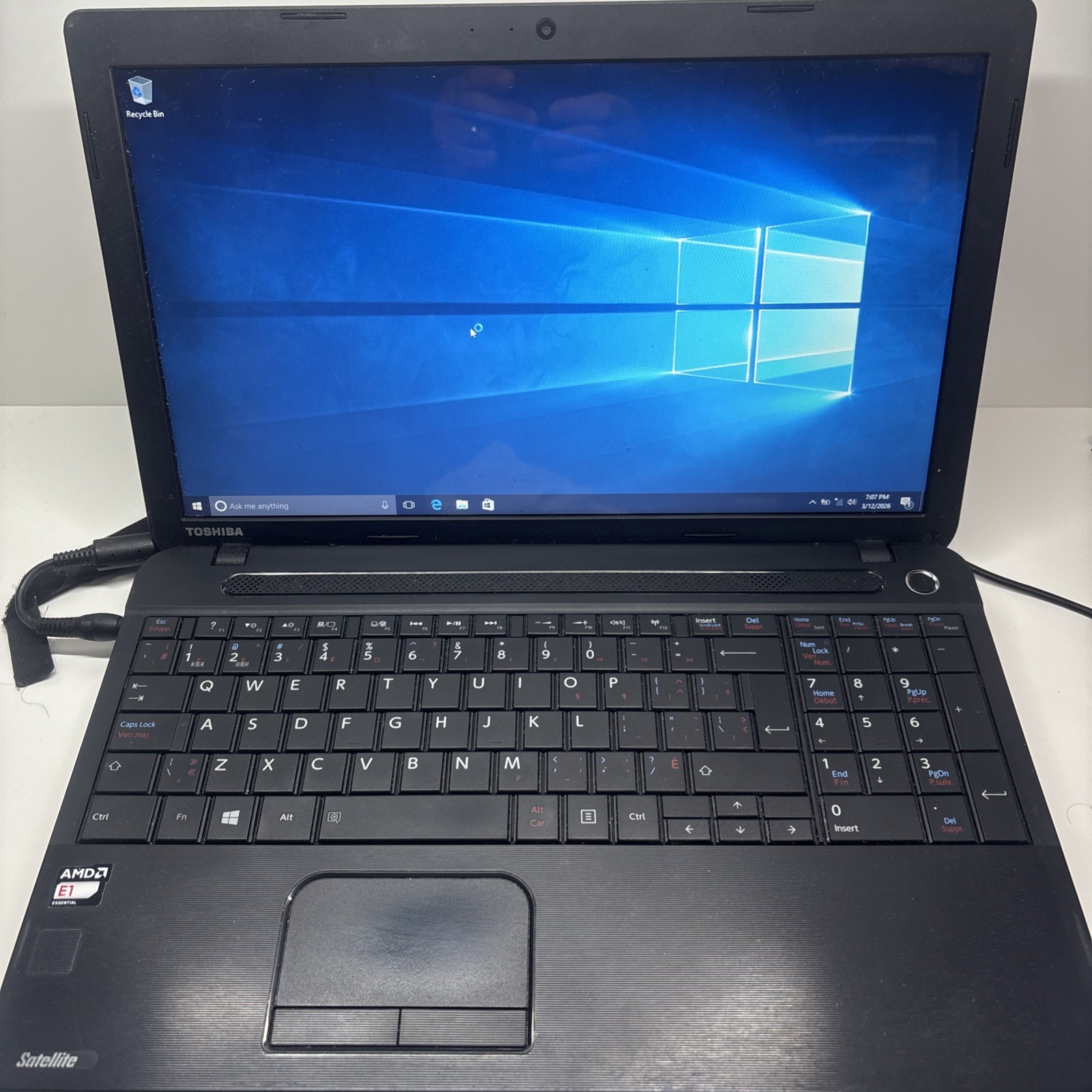 Toshiba Satellite C50D-A, 15.6-inch Laptop AMD E1-2100 1.0 GHz-4 GB RAM **READ**