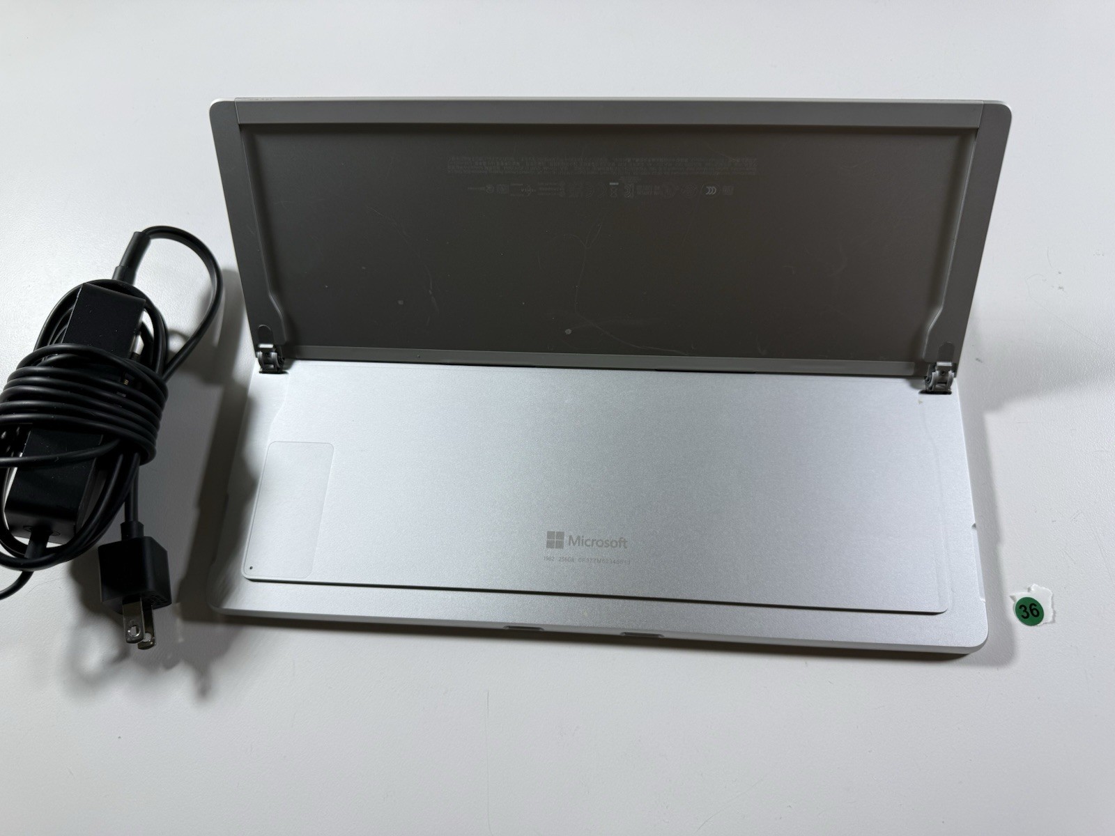 Microsoft Surface Pro 8 (1982) i5-1145G7 – 16GB RAM – 256GB 120Hz – Win 11 Pro