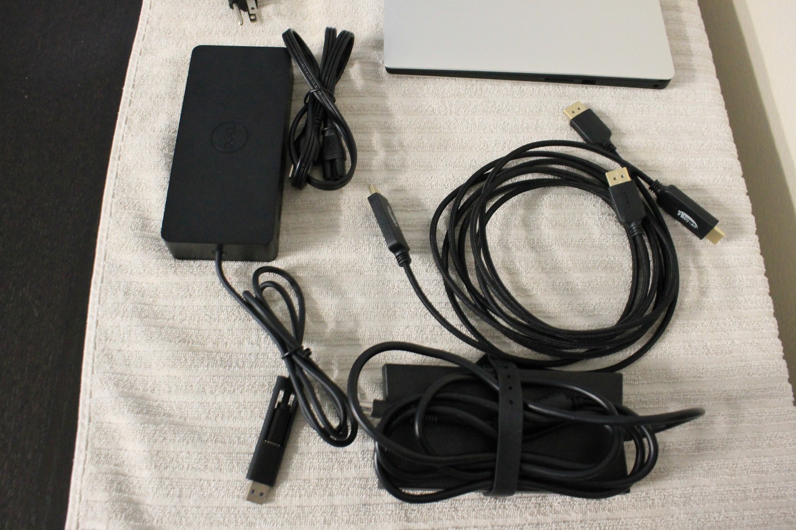Dell XPS 9570 15″ FHD I7-8750H 1TB SSD 32GB GeForce GTX 1050Ti & DELL D6000 DOCK