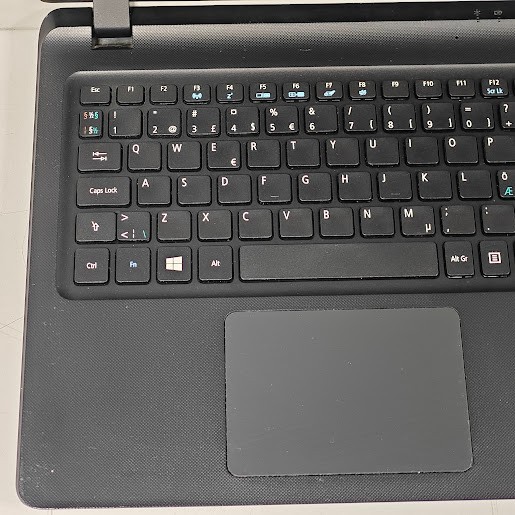 Acer Aspire ES1-523-2318 Laptop – E1-7010, Radeon R2, 8GB RAM, No SSD, 15.6″ HD