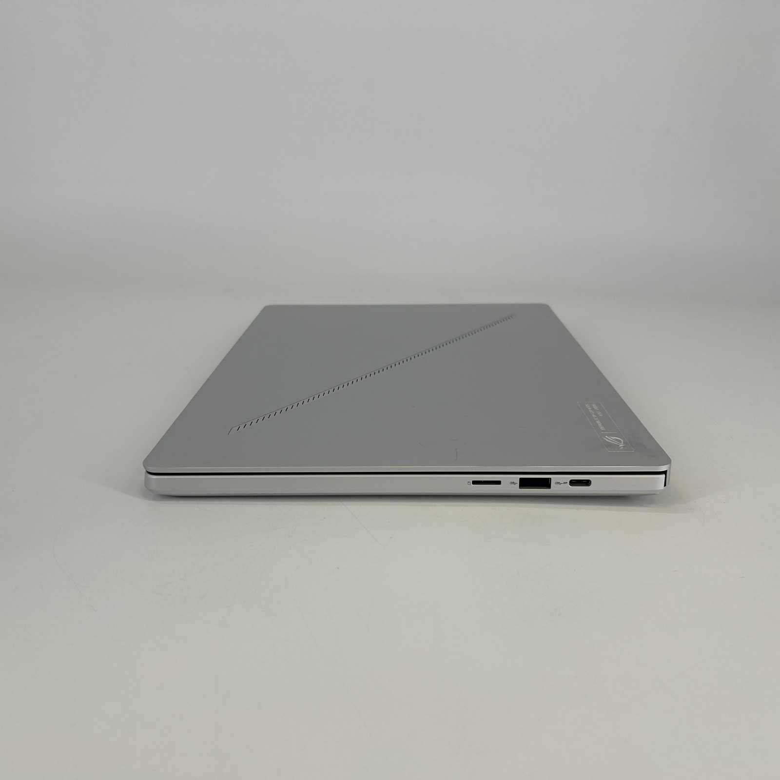 Asus ROG Zephyrus G14 GA403 14 120Hz QHD+ 4GHz Ryzen 9 8945HS 16GB 1TB RTX 4060