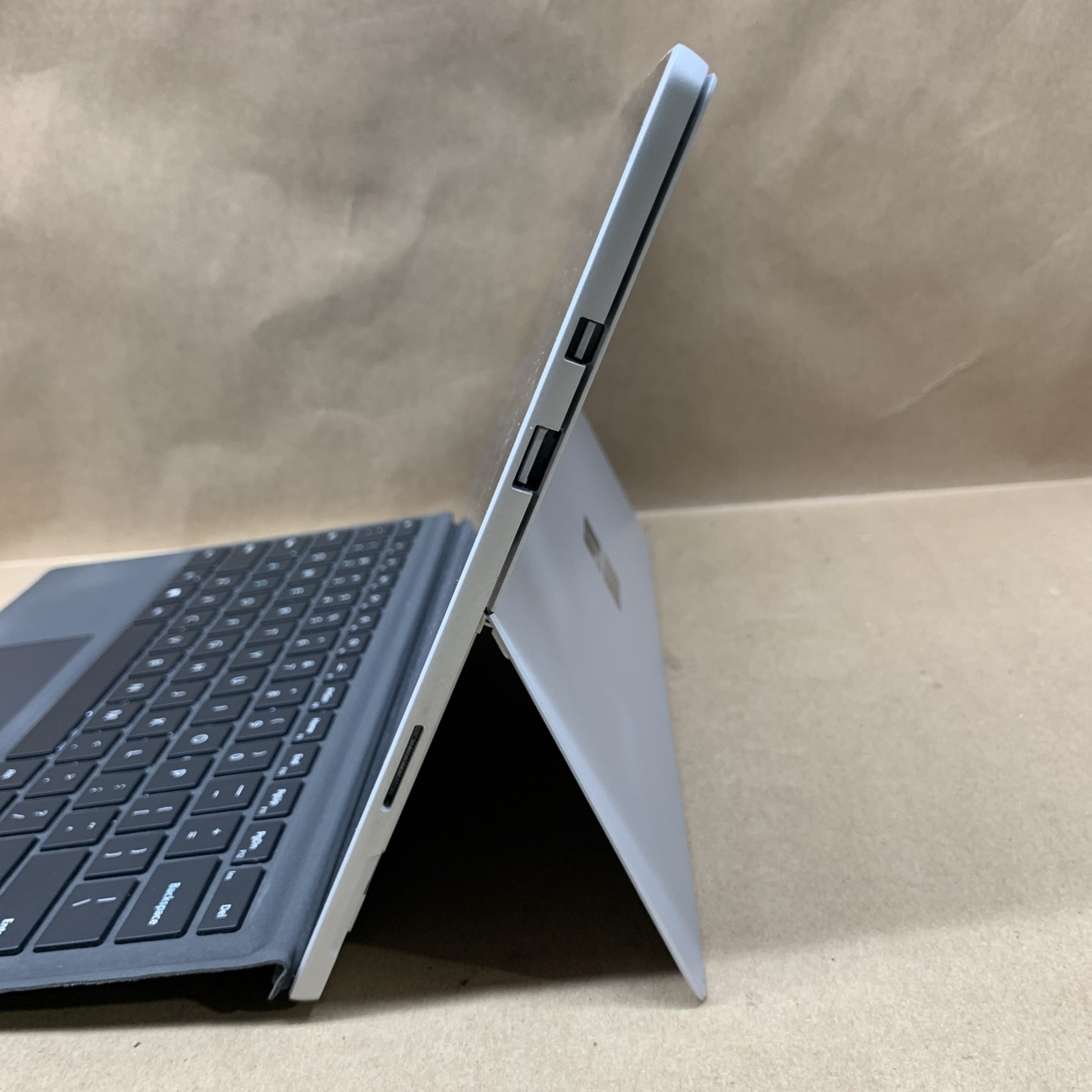 Surface Pro 5th Gen 1796, Core i5-7300U @ 2.6GHz, 8GB RAM, 256GB SSD, W10P