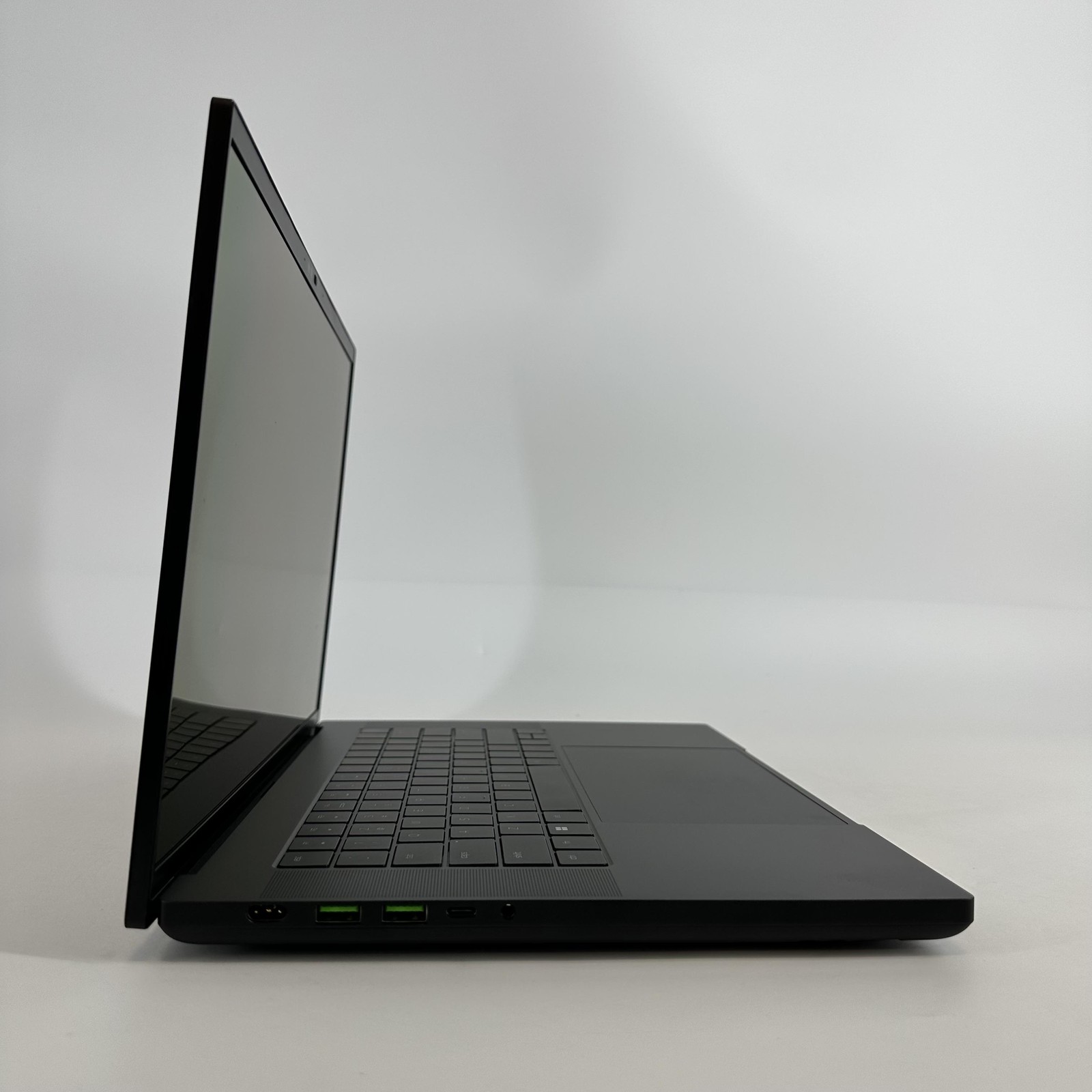 Razer Blade 16 240Hz QHD+ 2.2 GHz i9-14900HX 32GB 1TB SSD RTX 4080 FRAME GAP
