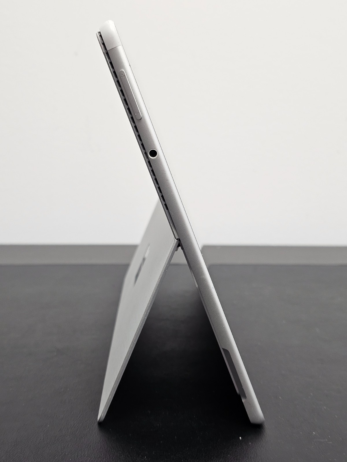 Microsoft Surface Pro 8 i5-1135G7 16GB Ram 256GB SSD No OS ***LTE***READ***