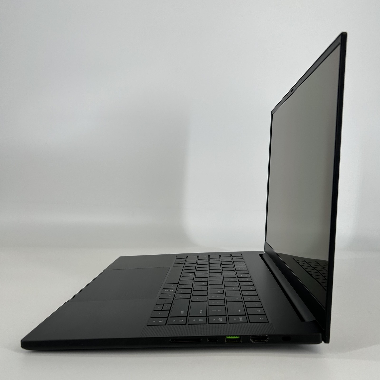 Razer Blade 16 240Hz QHD+ 2025 2.0 GHz Ryzen AI 9 HX 370 32GB 4TB/2TB RTX 5090