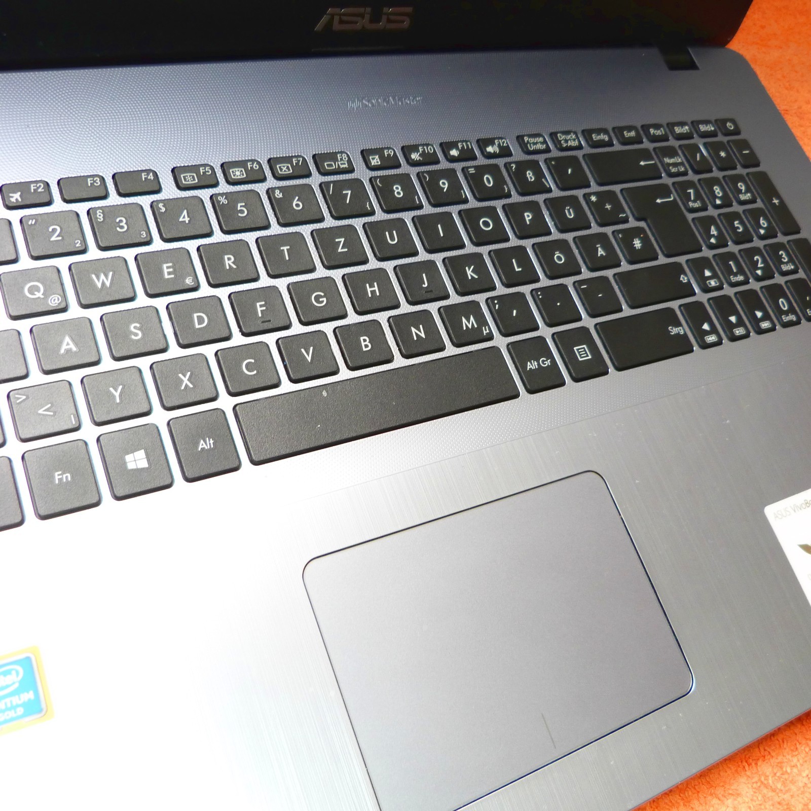 Asus F705 Vivobook UltraBook 17″ l SSD Windows 11 l Harman SOUND INTEL GOLD