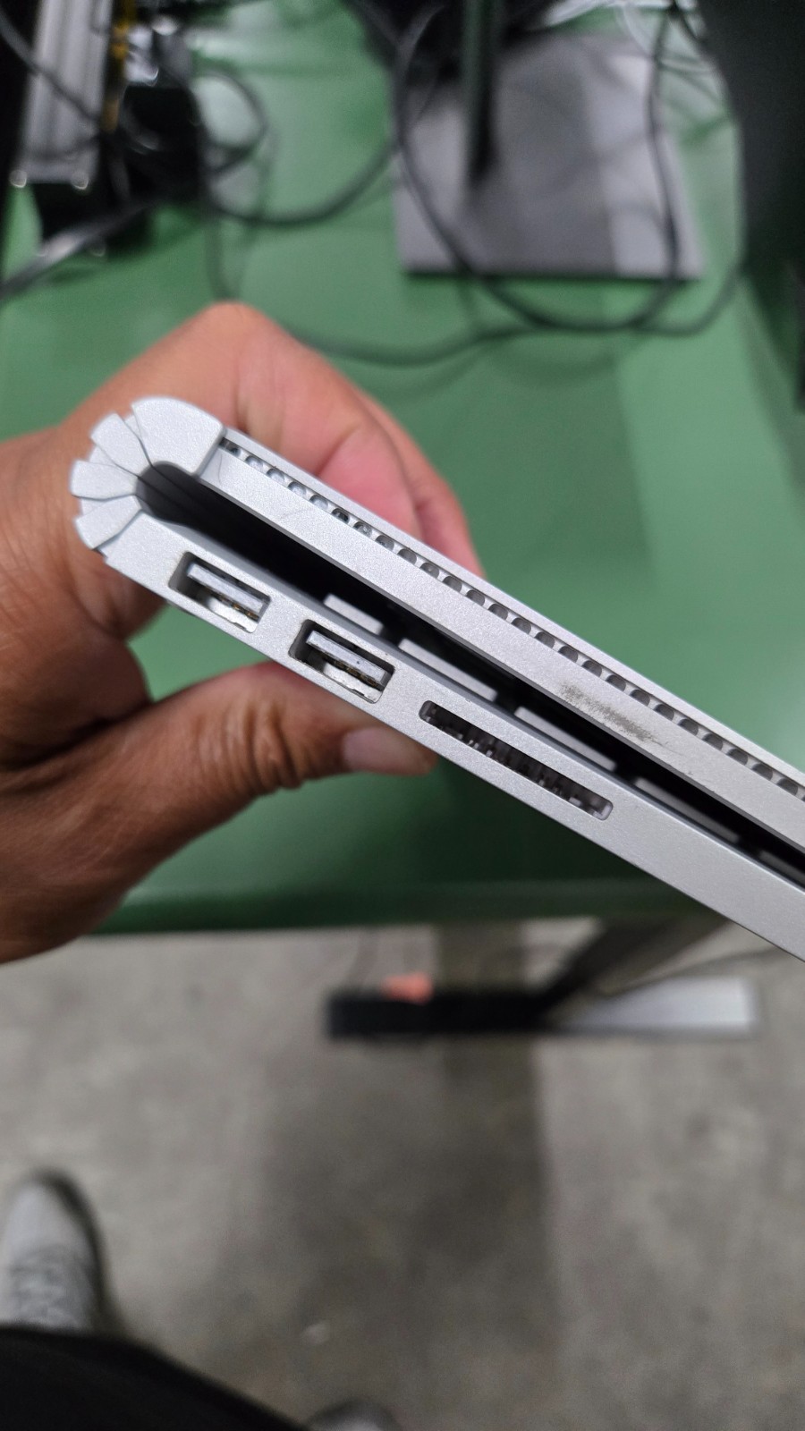 Microsoft Surface Book 13.5″ i5 128 GB SSD 8GB RAM Wins 11 Touch Screen