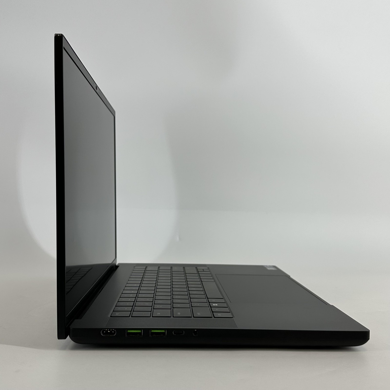 Razer Blade 16 120Hz UHD+ 2.2 GHz i9-13950HX 32GB 1TB/1TB RTX 4090 Very Good