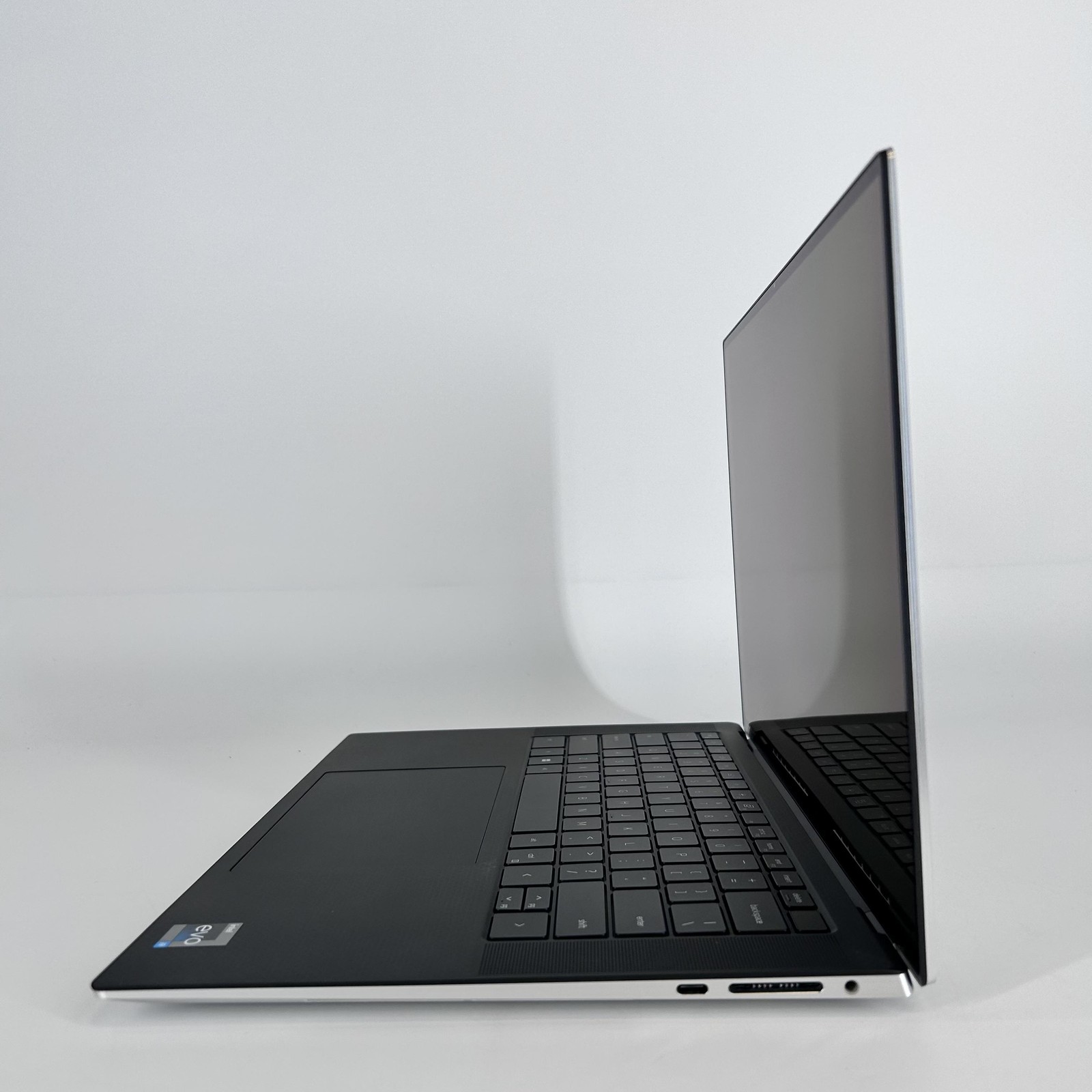 Dell XPS 15 9530 3.5K TOUCH 2.6GHz i9-13900H 32GB 2TB RTX 4070 – CHIPPED SCREEN