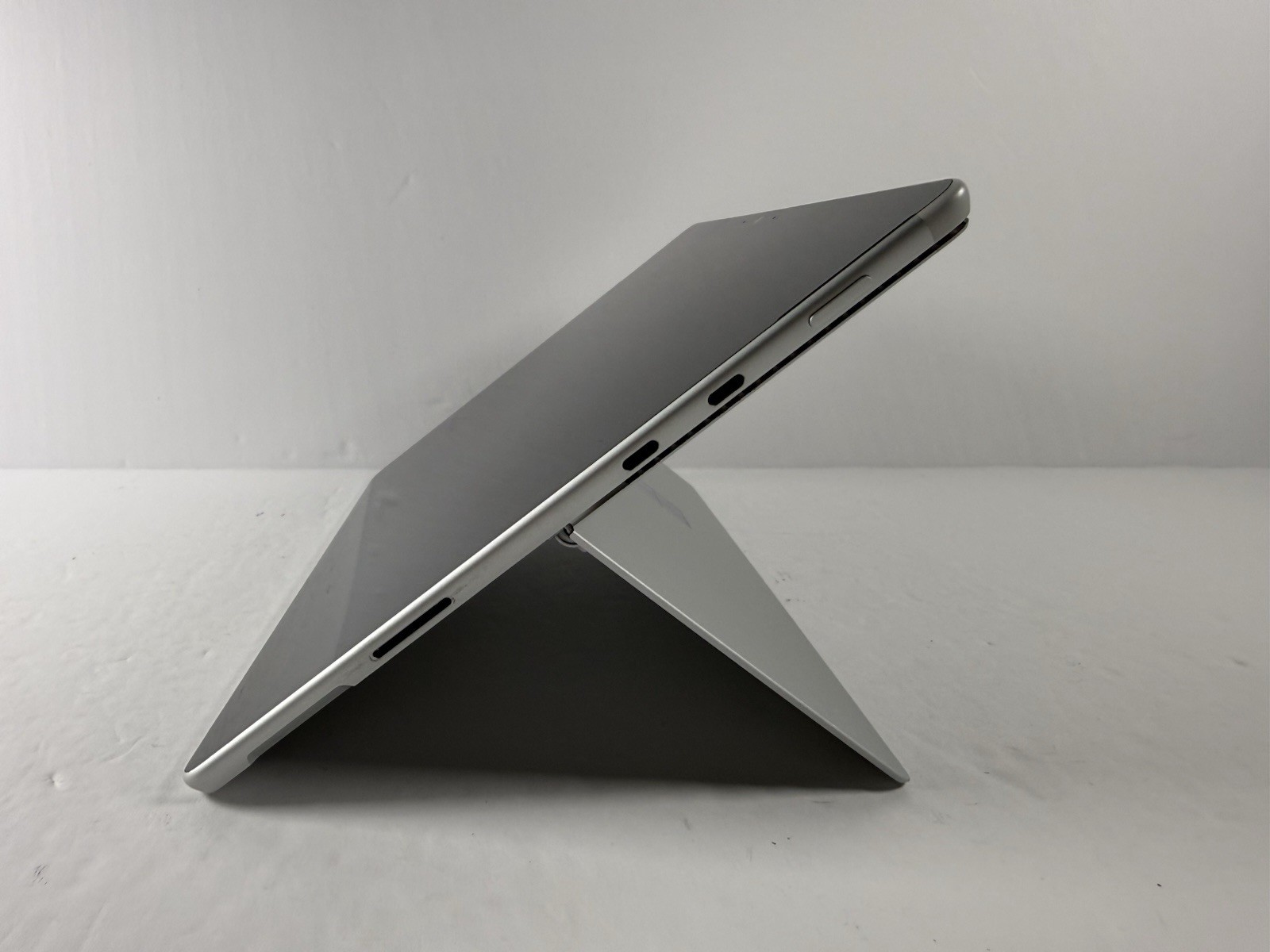 Microsoft Surface Pro 8 (1982) i5-1145G7 – 16GB RAM – 256GB 120Hz – Win 11 Pro