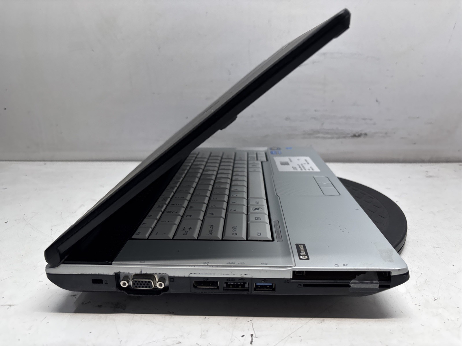 Fujitsu LifeBook E751 Intel i5-2520M 2.5GHz 4 GB NO HDD No Batt