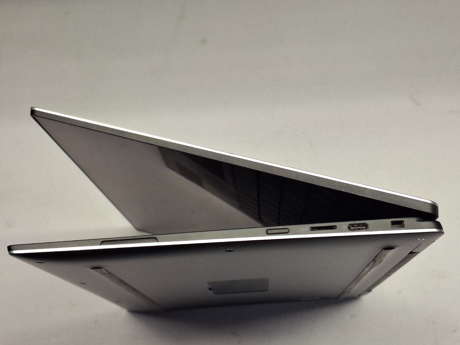 Dell XPS 13 9365 (2-in-1) QHD+ TOUCH i7-7Y75 1.30GHz 16GB 256GB SSD AC Adapter
