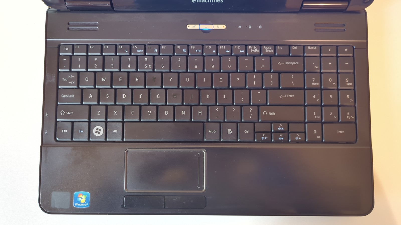 “Constitution” (eMachines E627) Athlon 64 X2 TK-42 4GB RAM 500GB SSHD Q4OS