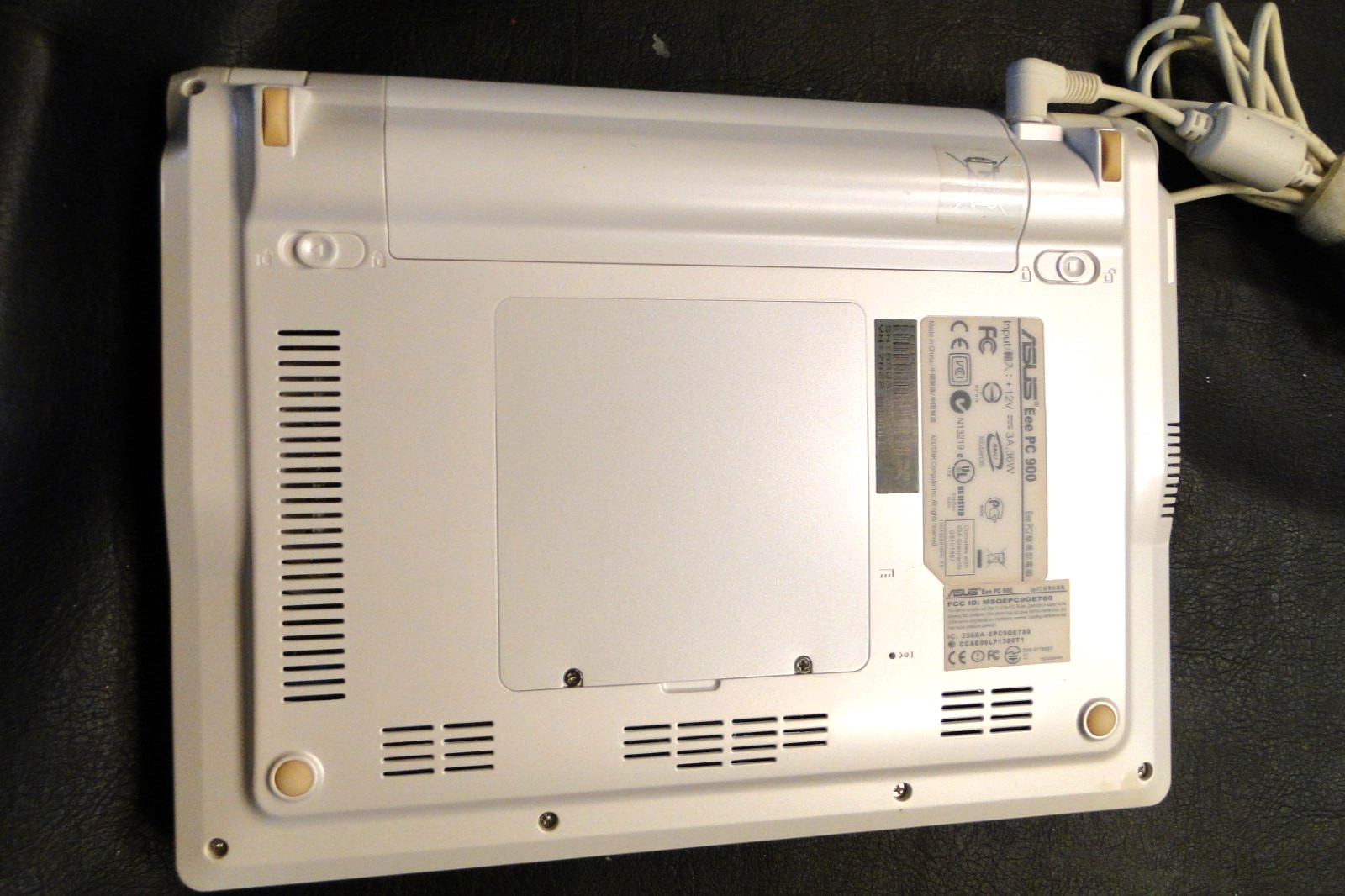 Asus Eee PC 900 Laptop Intel 512MB Ram Asus Operating OS W OEM GOOD BATTERY & AC