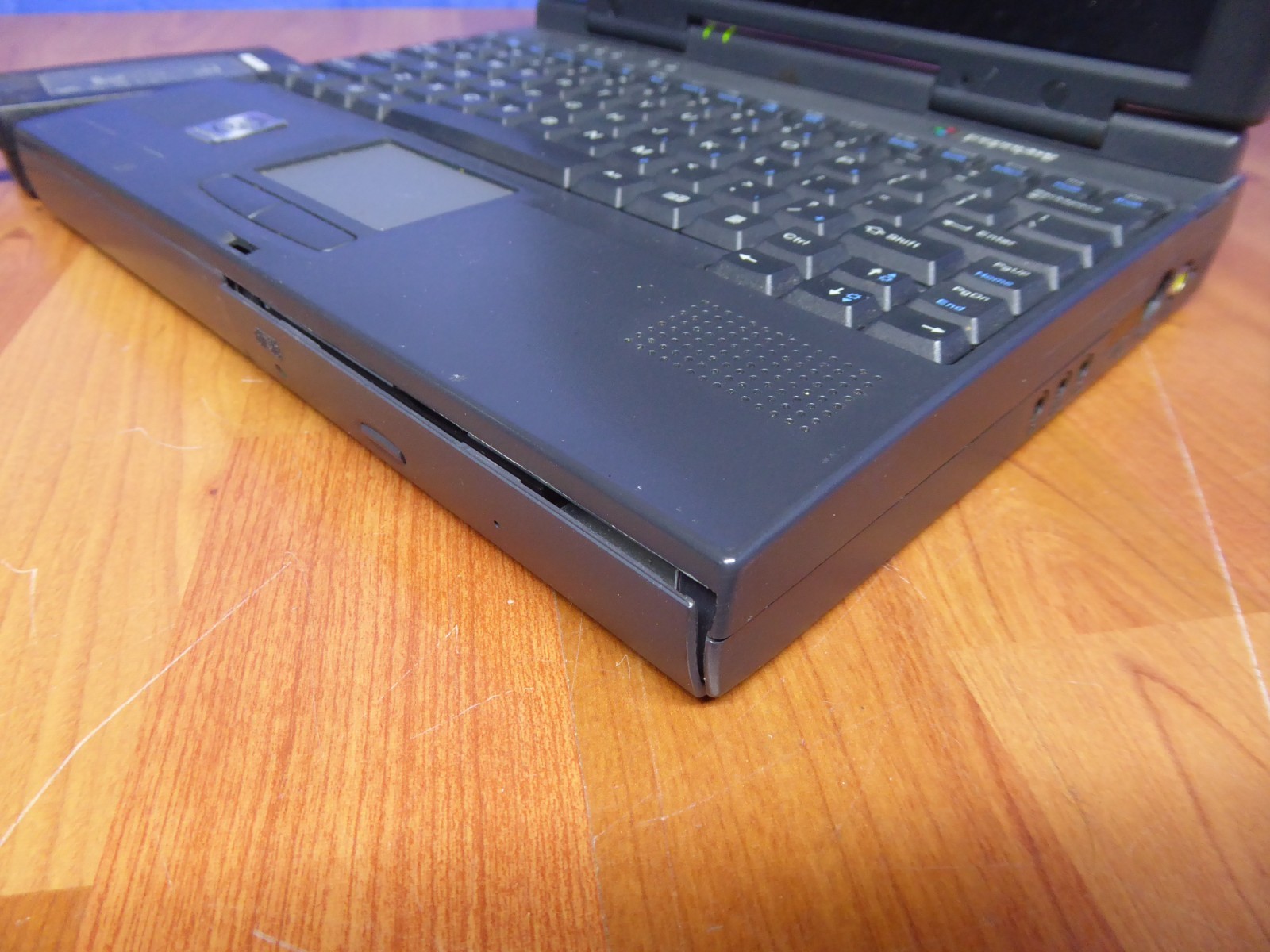 GATEWAY 2000 SOLO 2200 LAPTOP 12″ VINTAGE w/ P/A SOLD AS-IS TO POWER ON