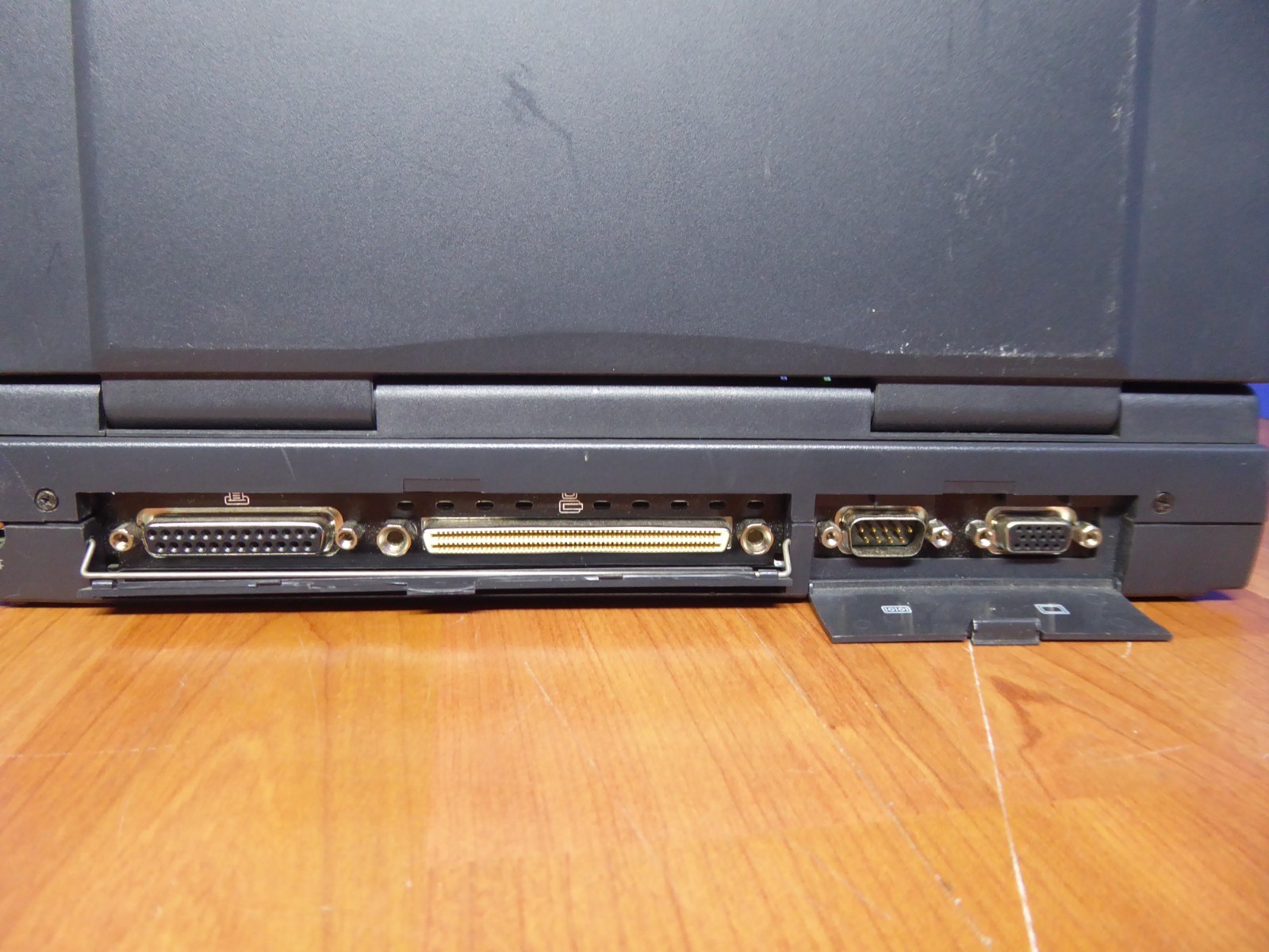 GATEWAY 2000 SOLO 2200 LAPTOP 12″ VINTAGE w/ P/A SOLD AS-IS TO POWER ON