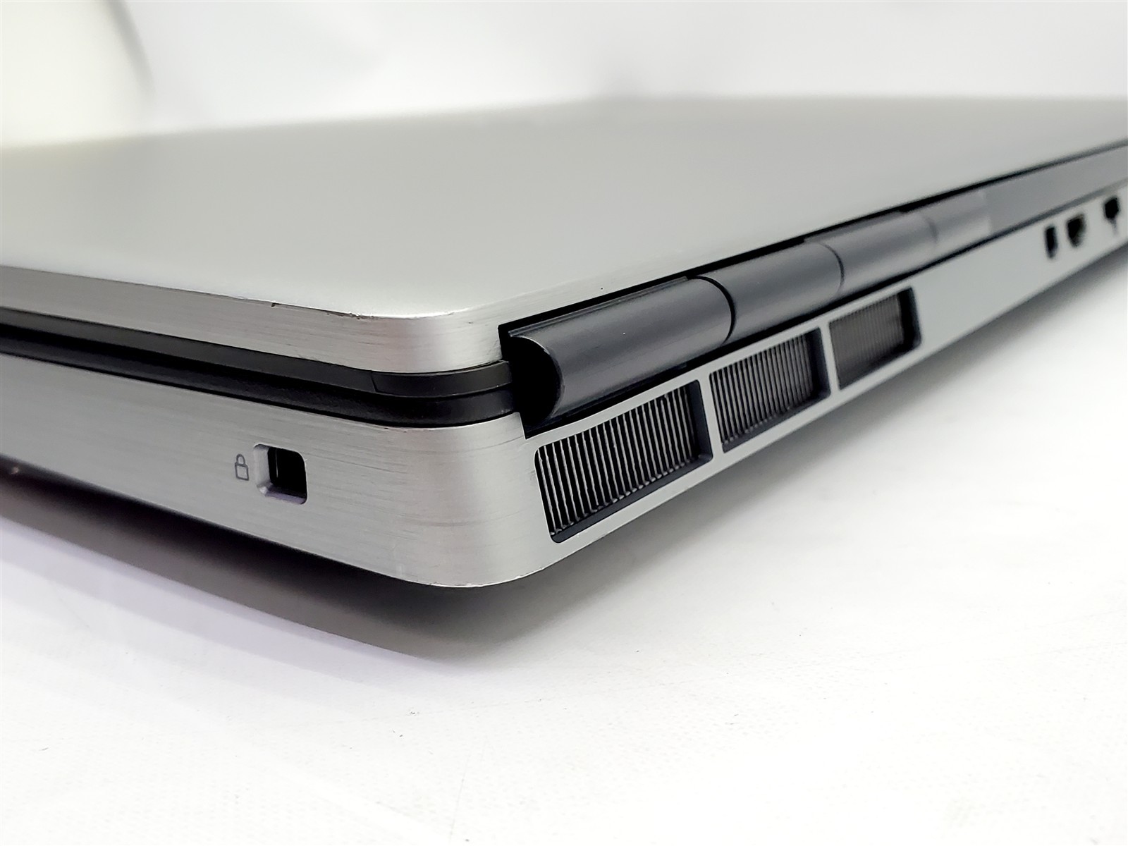 Dell Precision 7750 Xeon W-10855M 2.8-5.1Ghz T1000 24GRam 1TB NVMe Win11P *USB*