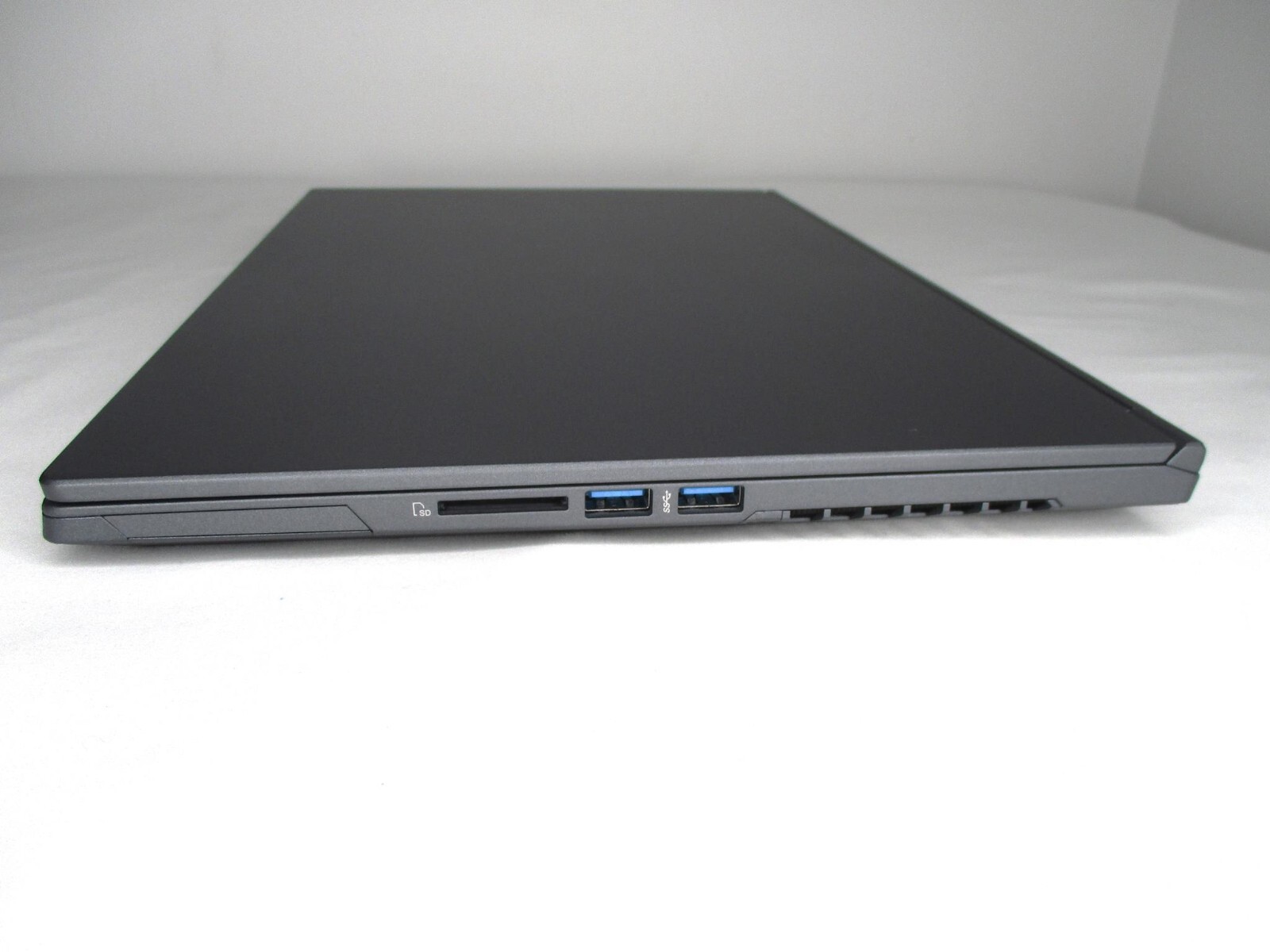 Intel Whitebook 15.6″ FHD i7-9750H 16GB 500GB SSD GTX 1660Ti Gaming Laptop Gray