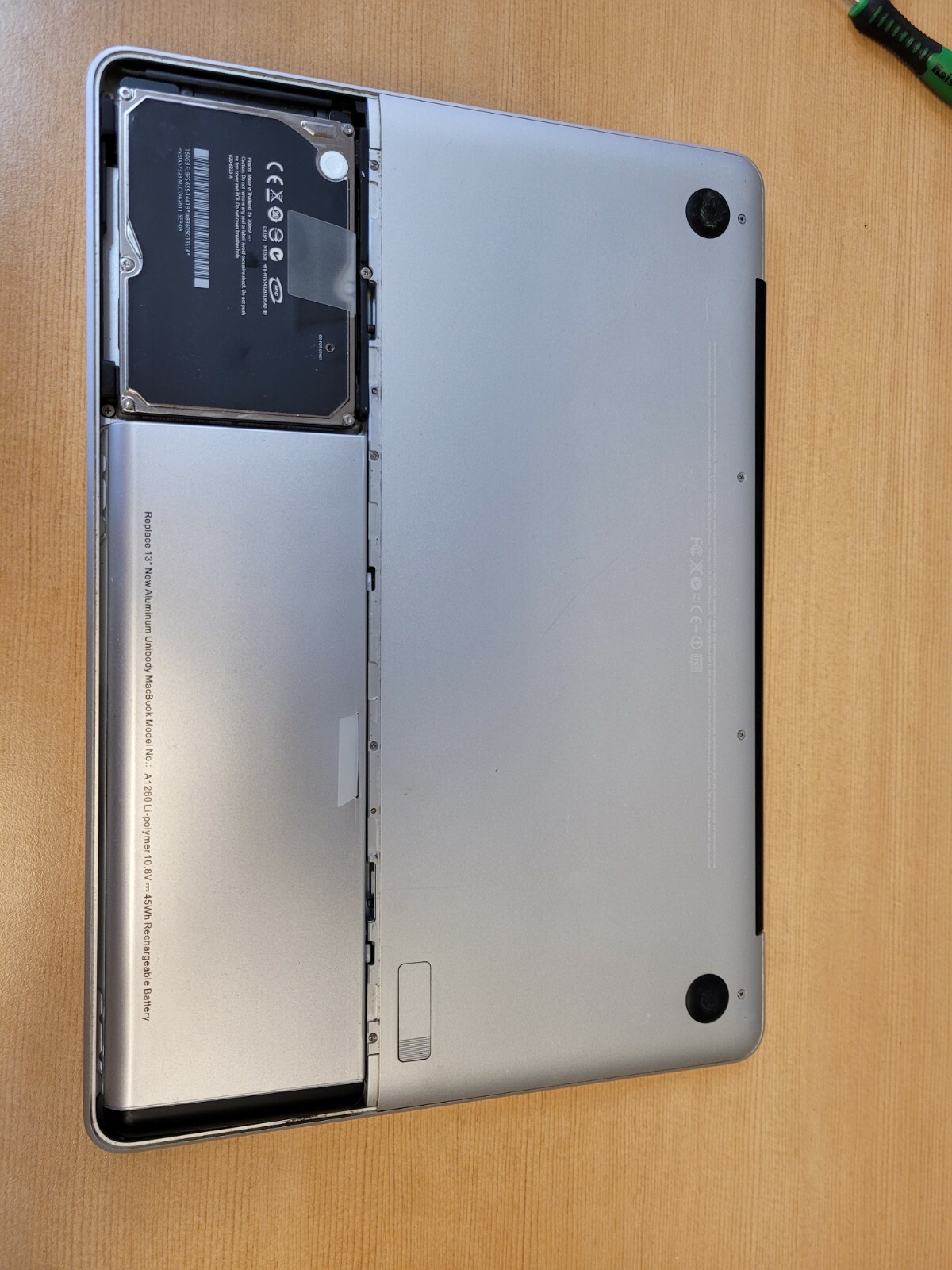 MacBook Late 2008, LCD Looks Good, Selling for Parts or Repair, Read