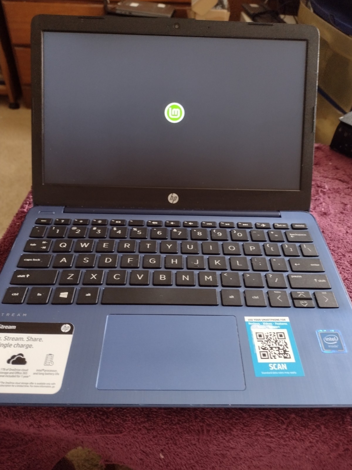 HP 11-ak1010nr Stream Laptop 11.6″ 32GB x5-E8000 1.1GHz 4GB DARK BLUE LINUX MINT
