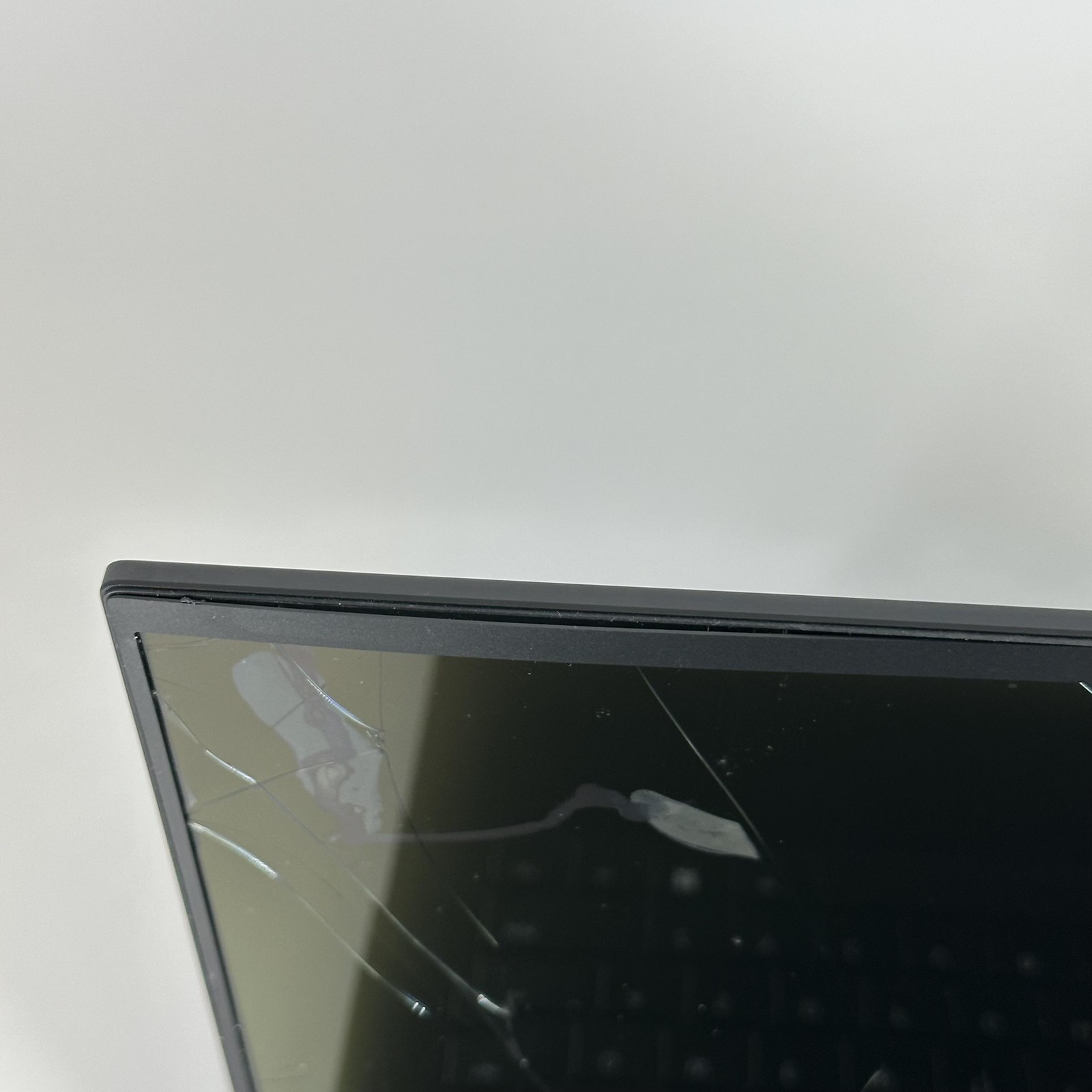 Razer Blade 14 FHD 2025 2.0GHz Ryzen AI 9 365 16GB 1TB RTX 5060 – CRACKED SCREEN