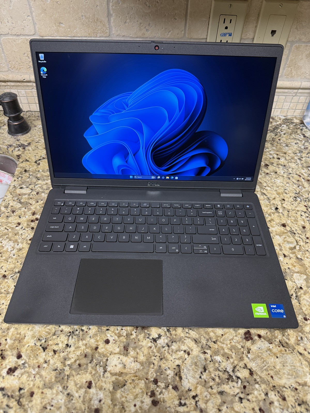 Dell Latitude 3520 15.6 i5-1135G7 2.40GHz 12GB RAM 256 GB SSD NVIDIA MX350