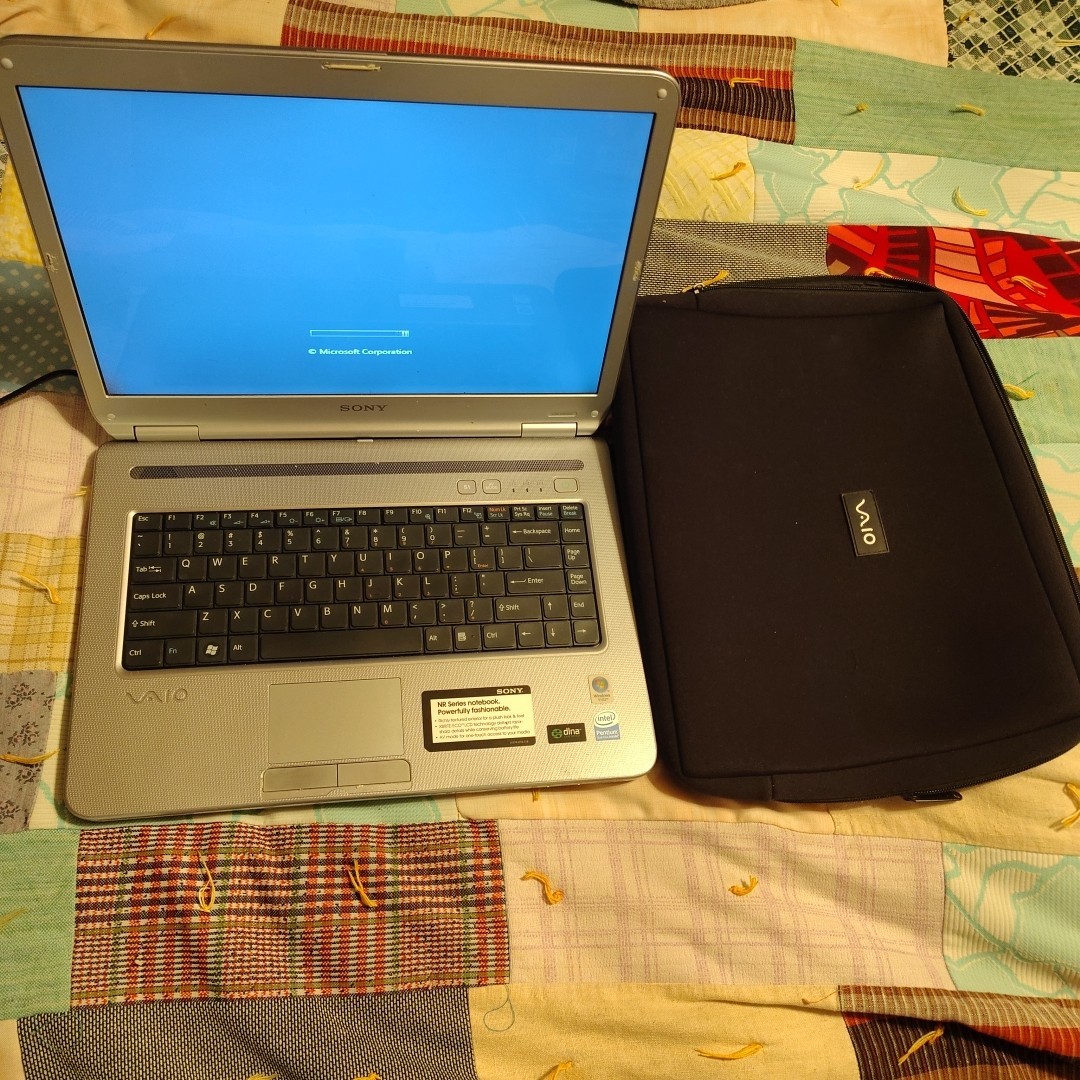 Sony VAIO Model PCG-7Z2L Silver 15.4″ Notebook Laptop – Powers On **READ DESC*
