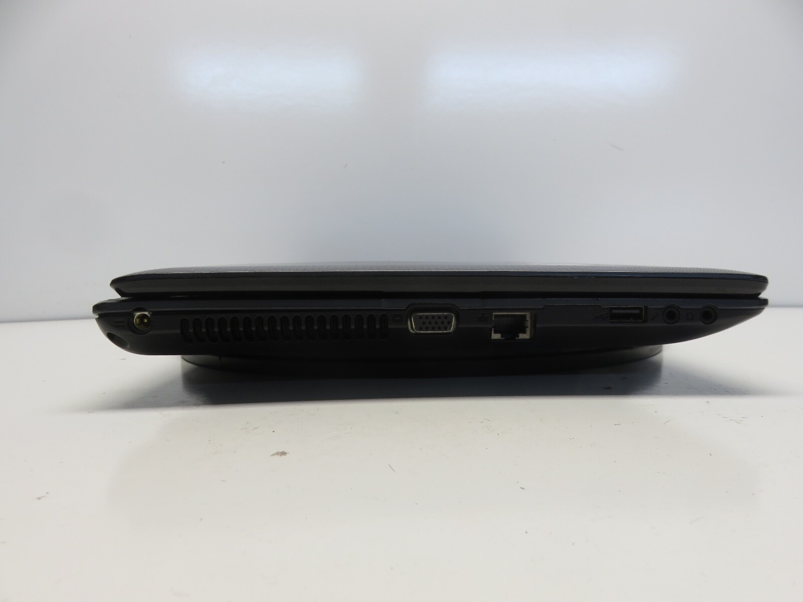 Acer Aspire 5733Z-4851 Laptop Intel Pentium P6200 2GB No HD/Batt – Broken Hinges