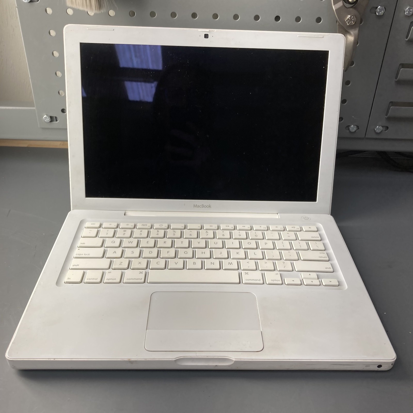 Apple MacBook A1181 13″ Laptop Intel Core 2 Duo T8300 2.40GHz 2GB RAM 120GB HDD