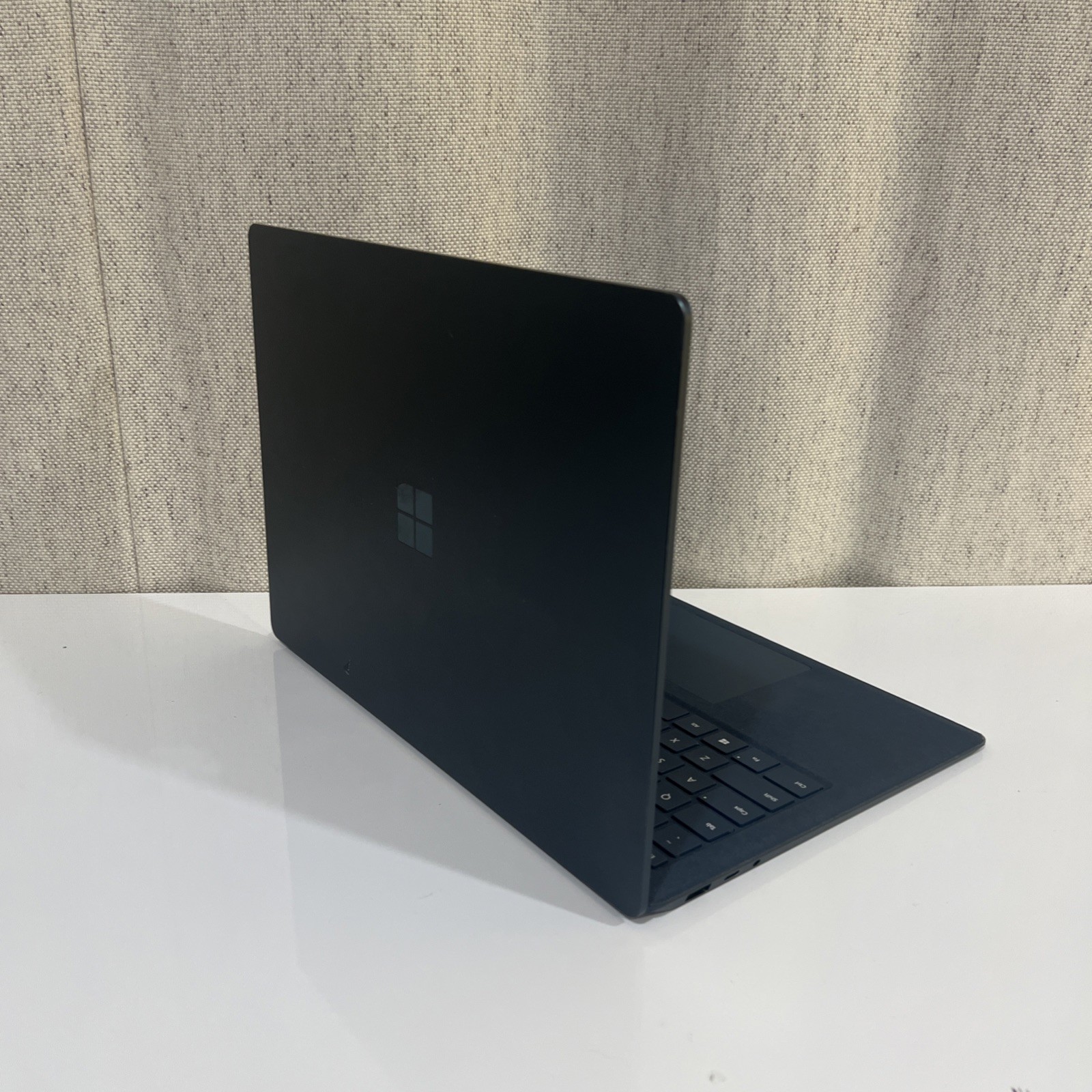 Surface Laptop 3 13.5″ i7/16GB/512GB – Charger Included – Good For: School/Work