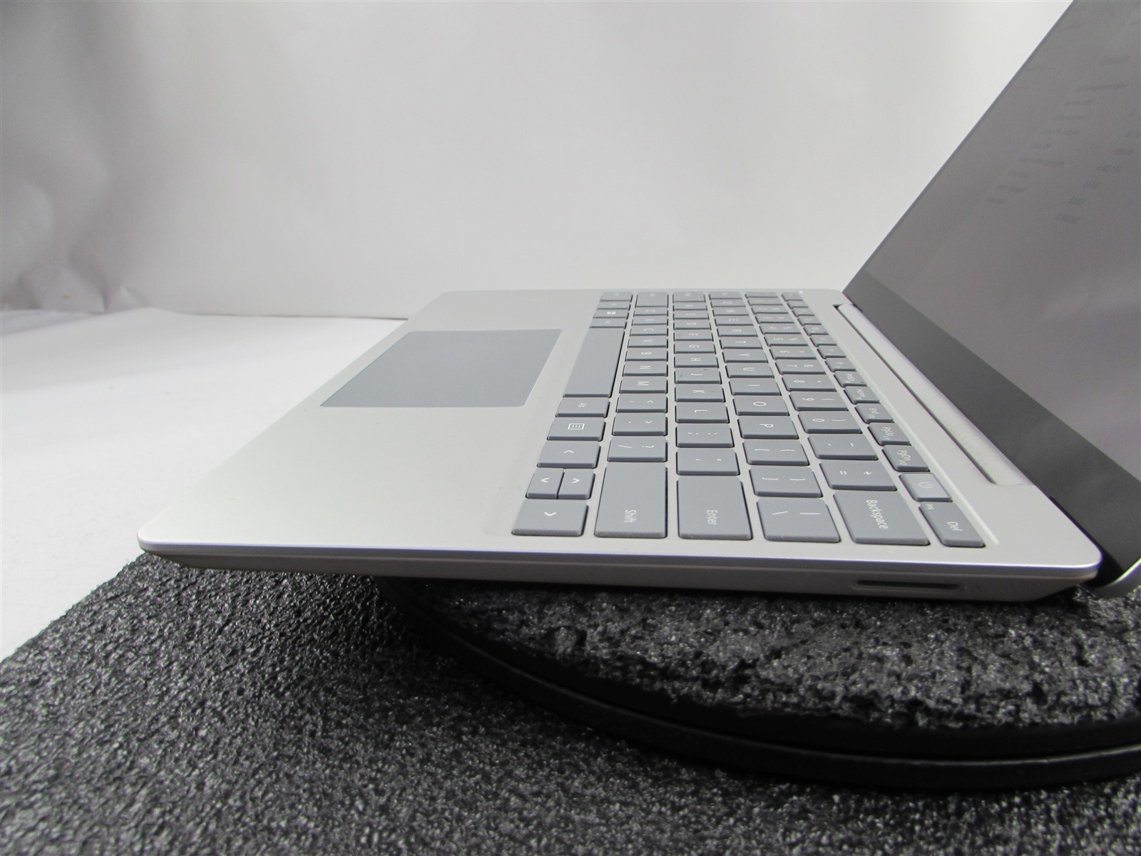 Microsoft Surface Laptop GO 2 12.4″ i5-1135G7 256GB NVMe SSD 16GB RAM Win 11