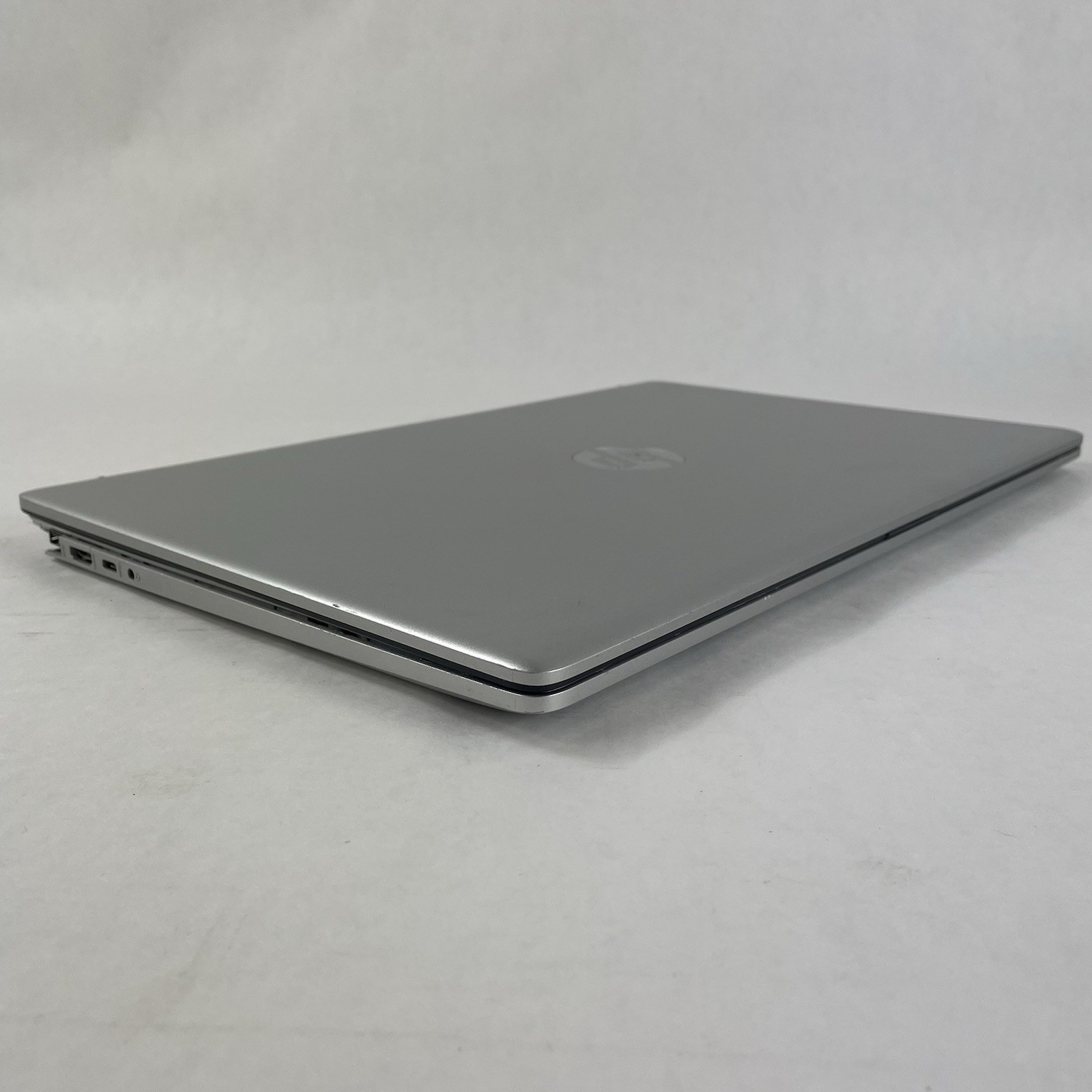 HP 17+-cn000 17.3″ i7-1165G7 2.80 GHz 8 GB RAM No SSD No OS – Bad Corners