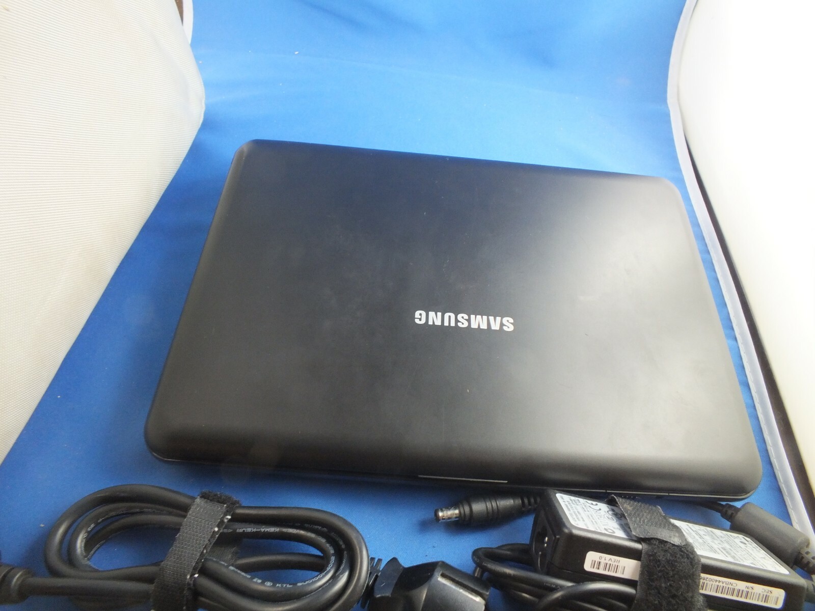 Samsung N130 Netbook L 10 inch L F with Case with EXTRAS I Windows 7 Professional