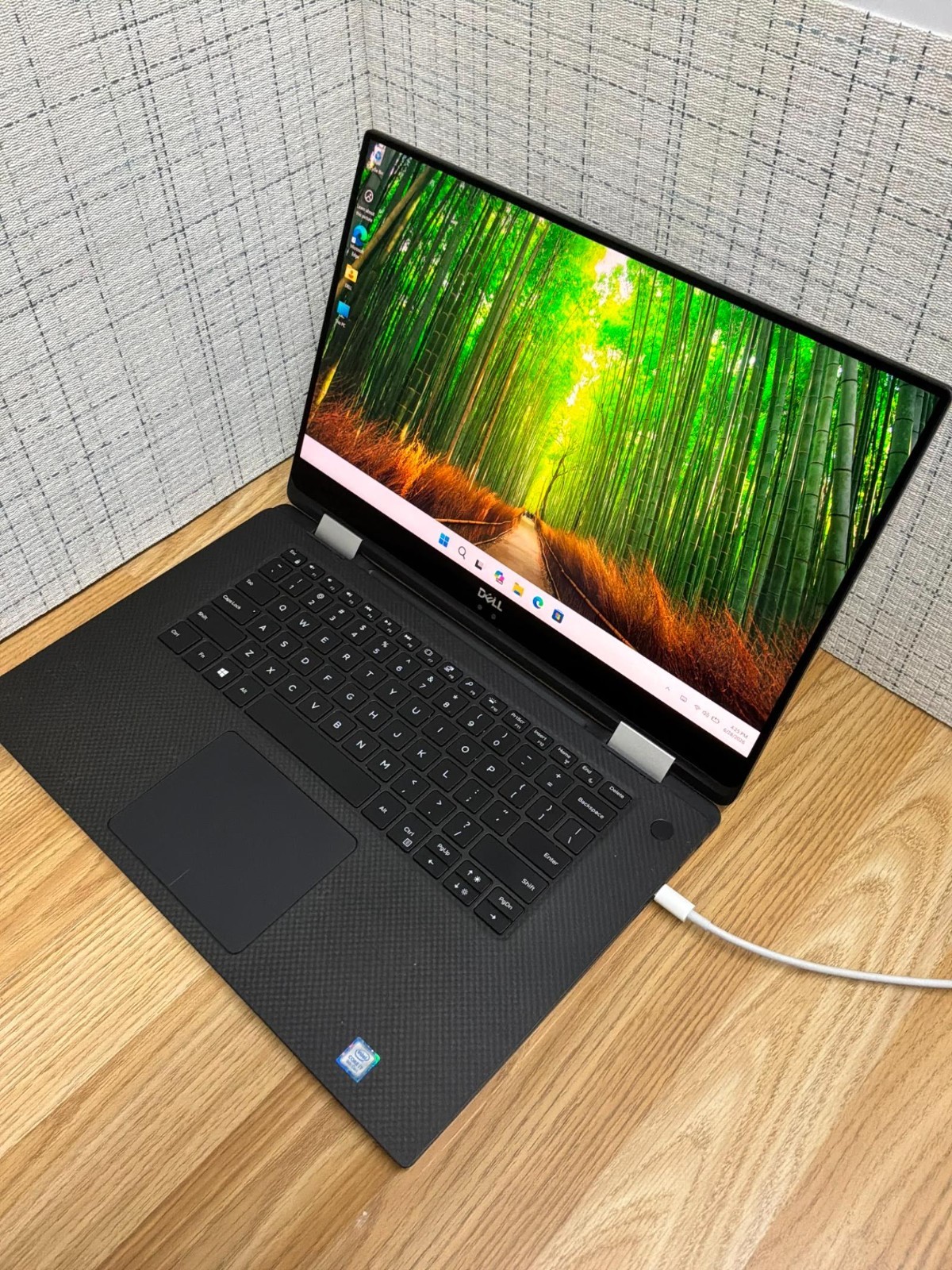 Dell XPS 15 9575 2-in-1 i7-8705G 16GB 256GB SSD 4GB Radeon Vega Touch Laptop